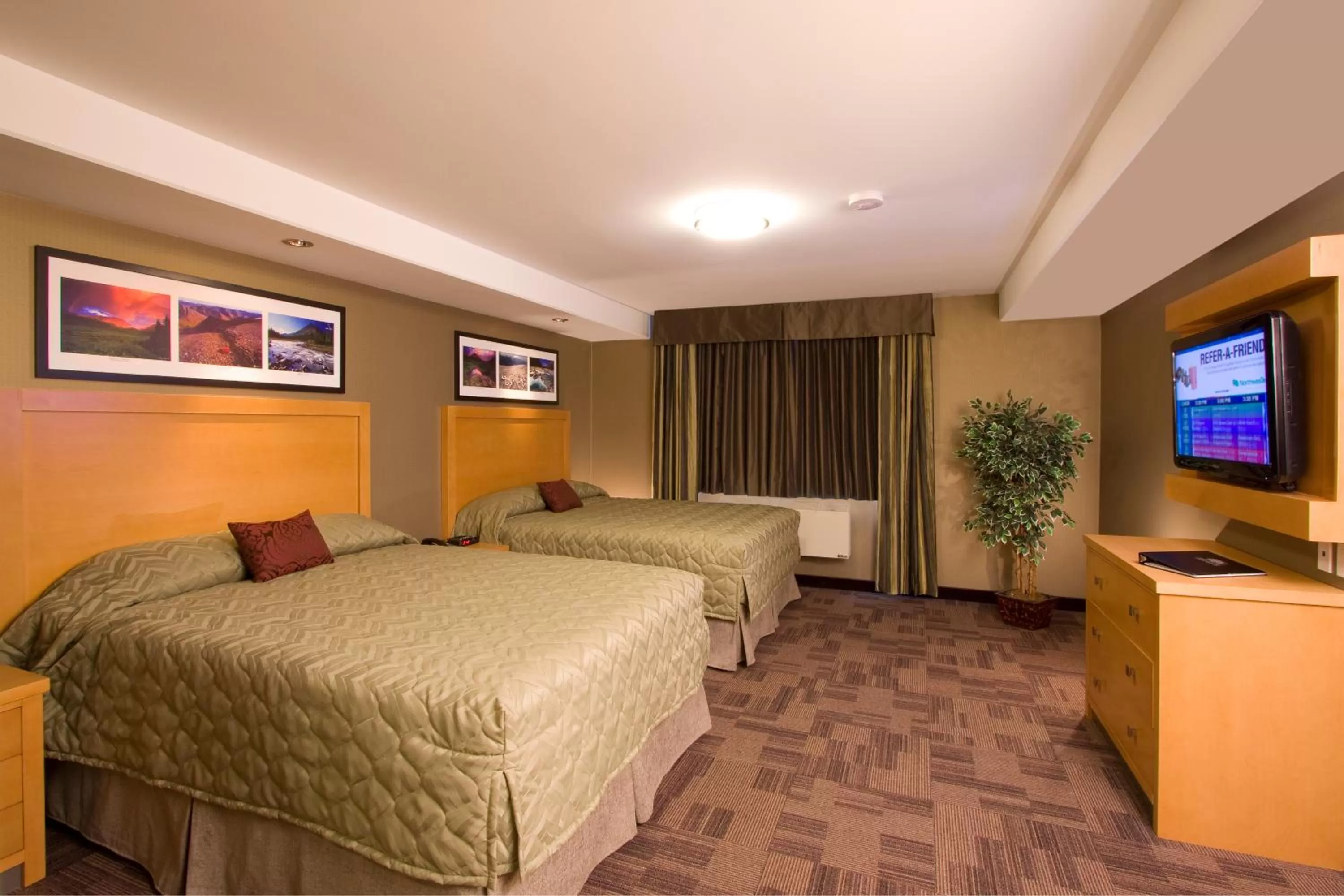 Photo of the whole room, Bed in Woodlands Inn & Suites