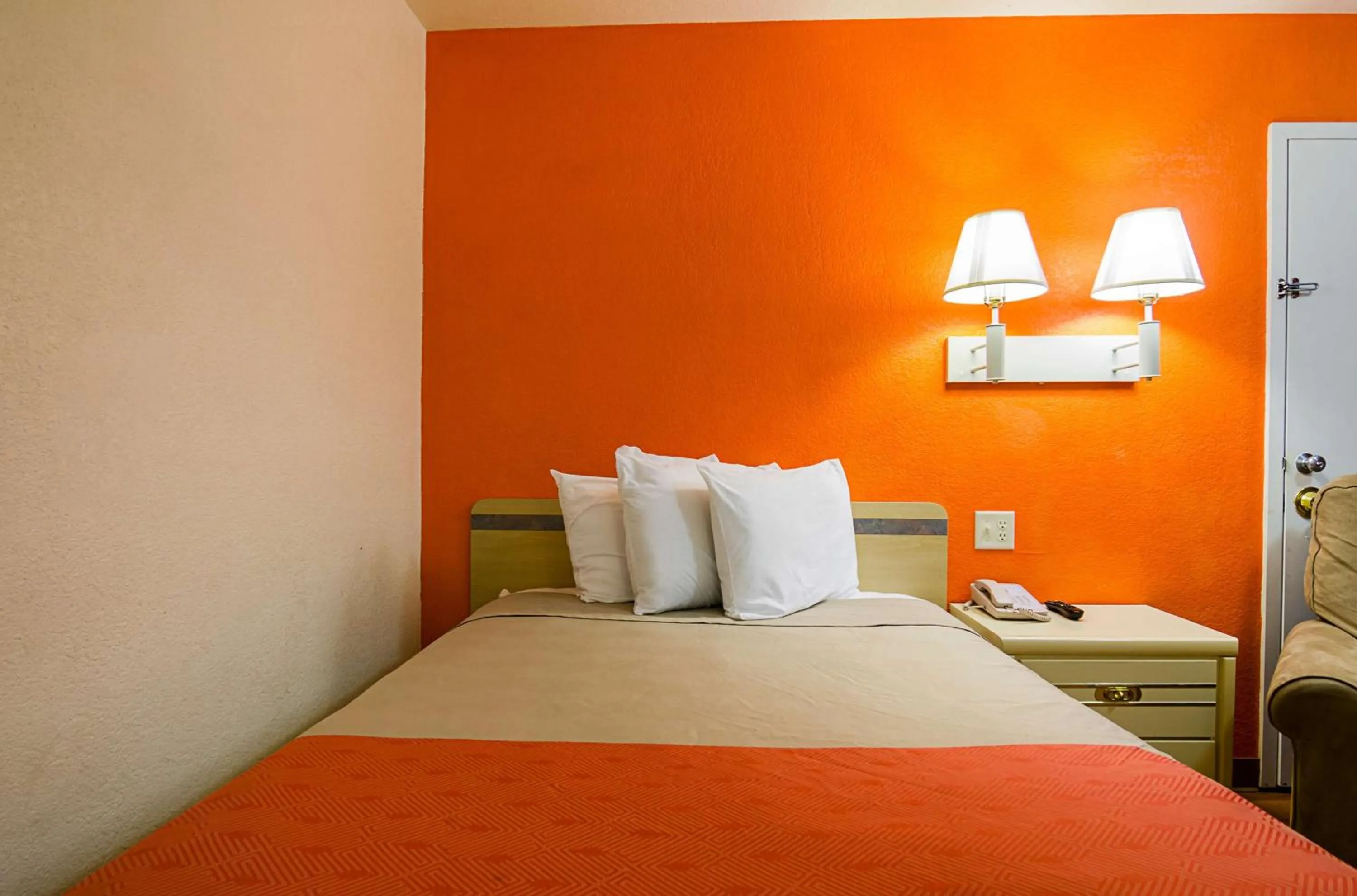 Photo of the whole room, Bed in Motel 6-Mitchell, SD