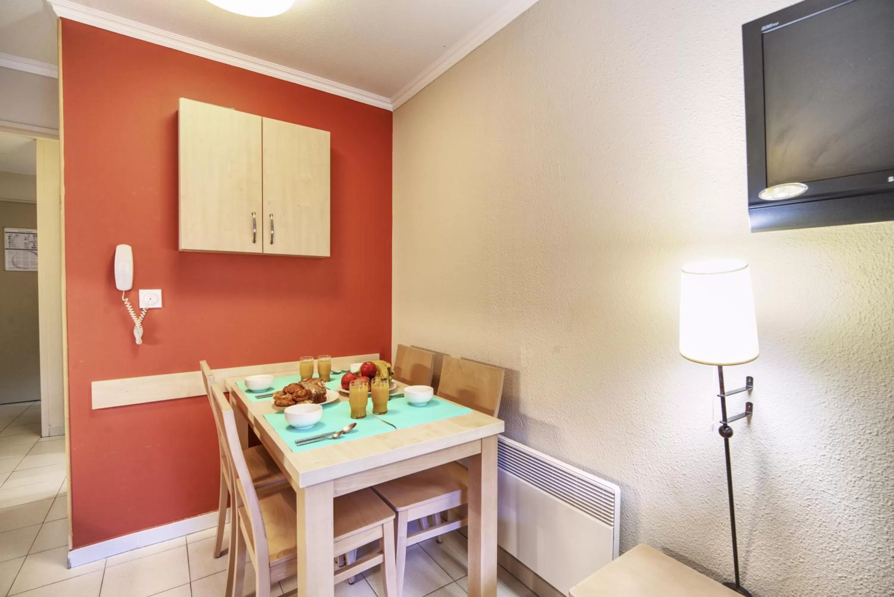 Communal lounge/ TV room in Résidence Pierre & Vacances L’Anse De Pramousquier