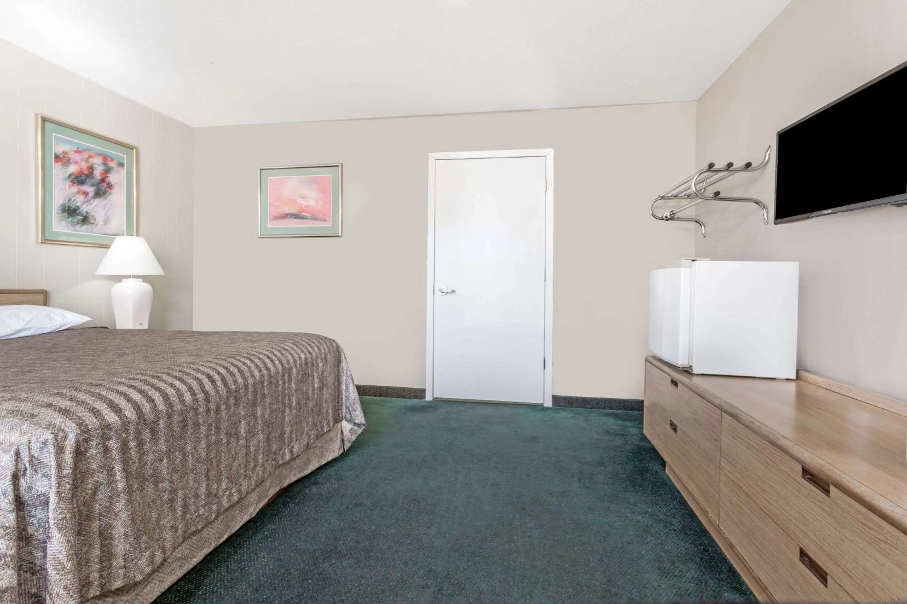 Photo of the whole room, Bed in Travelodge by Wyndham La Grande