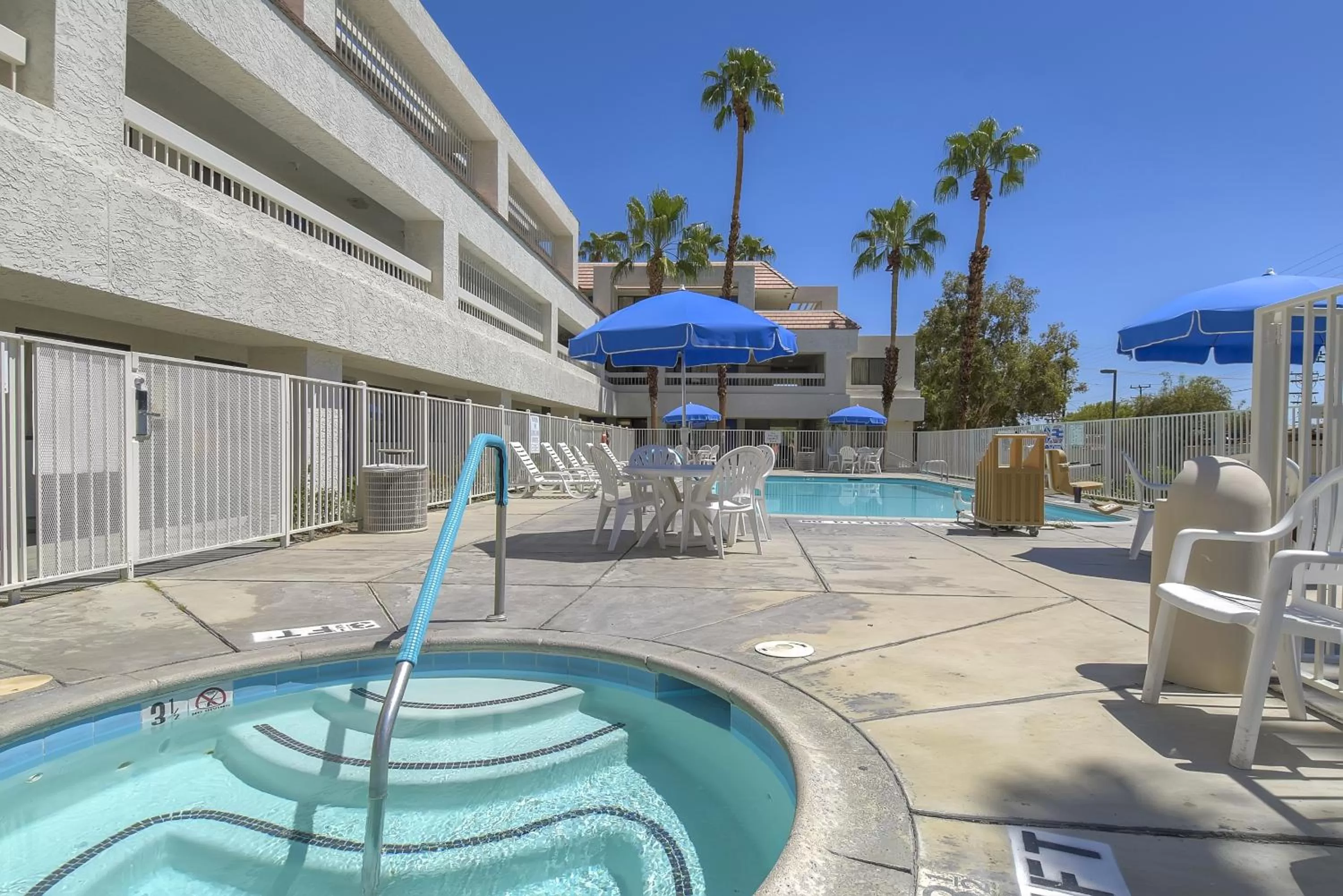 Facade/entrance in Motel 6-Palm Springs, CA - Downtown