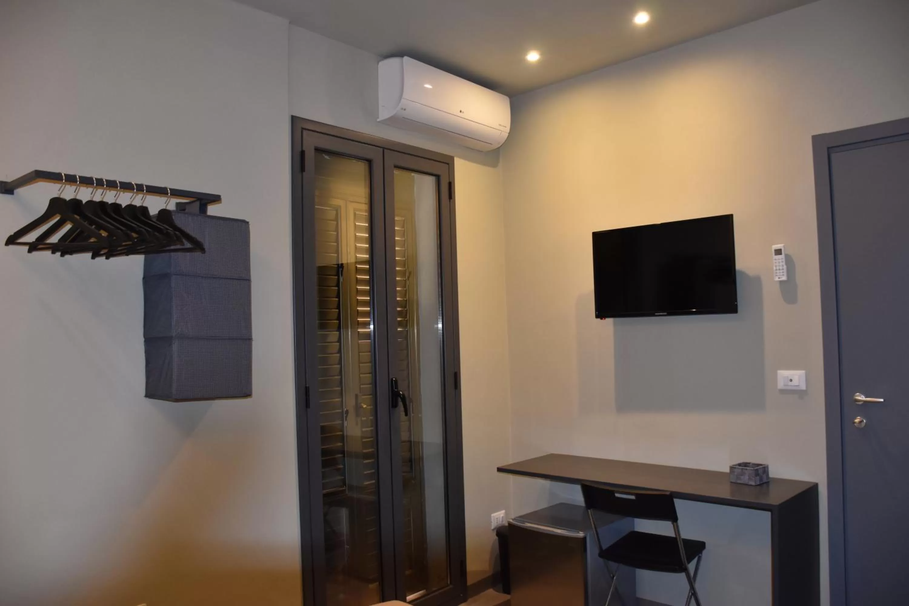 TV/Entertainment Center in Dea's Rooms