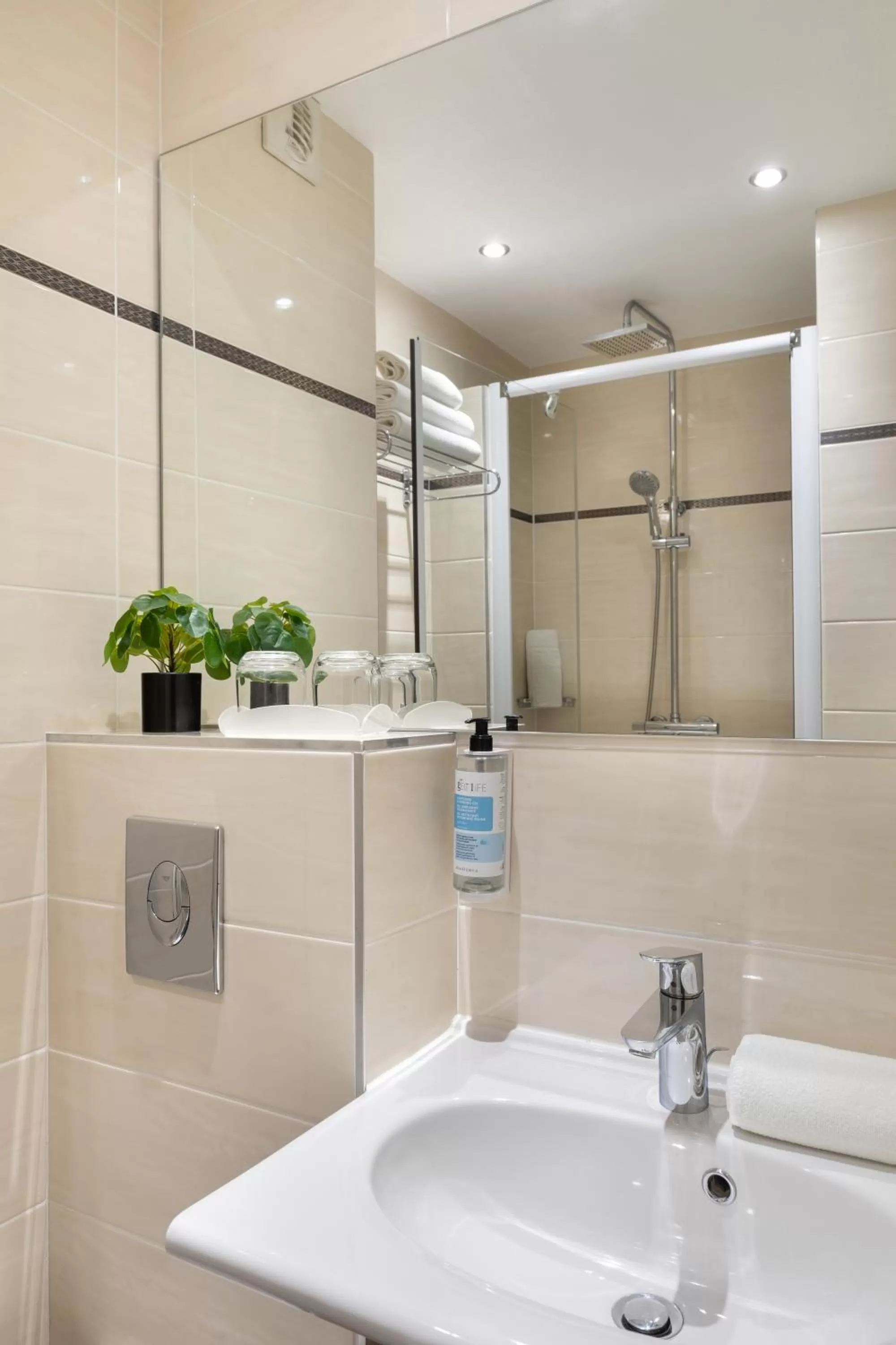 Bathroom in Hôtel Chromatics & Restaurant Hill Club by HappyCulture