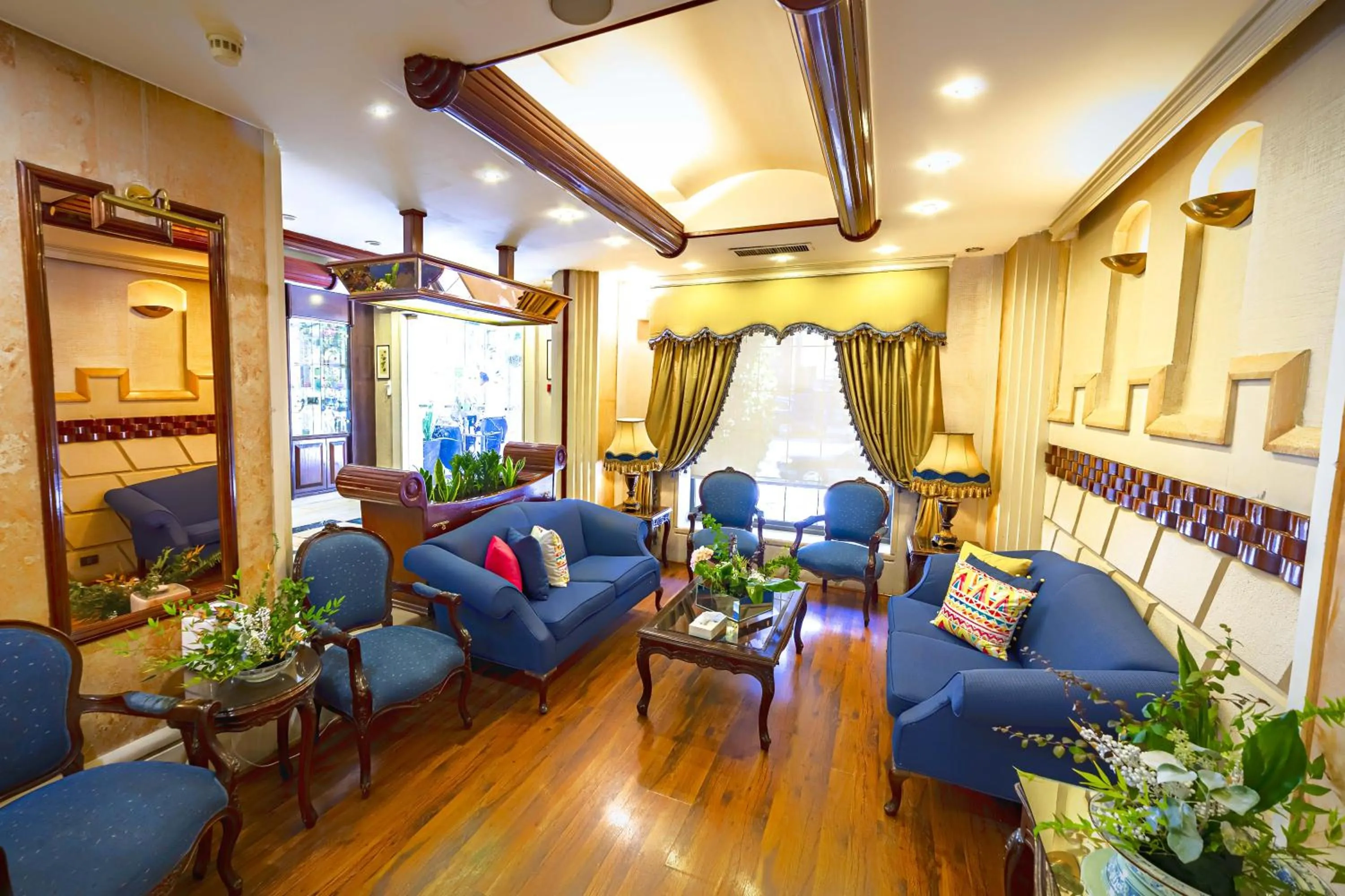 Lobby or reception in Comfort Hotel Suites