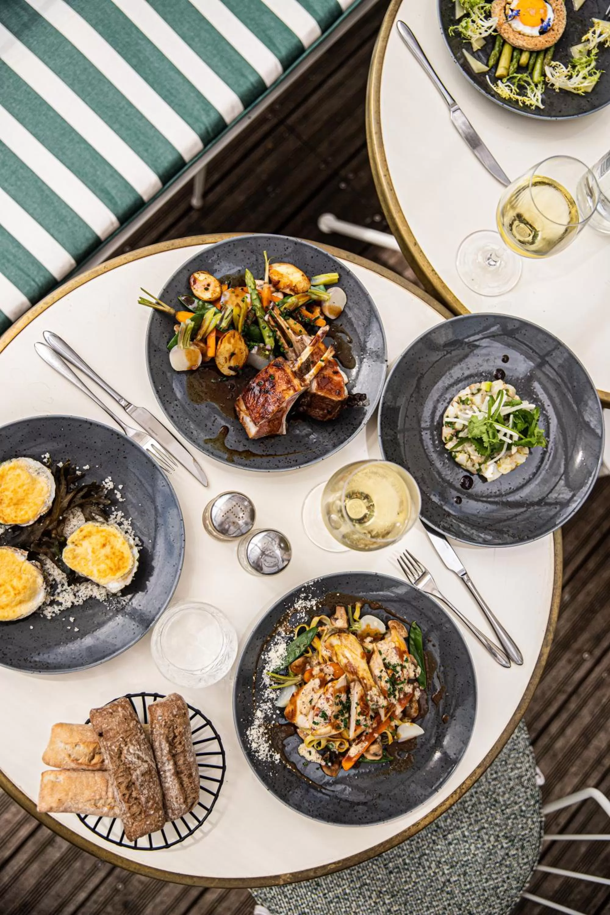 Restaurant/places to eat in Domaine de Bellevue, The Originals Relais