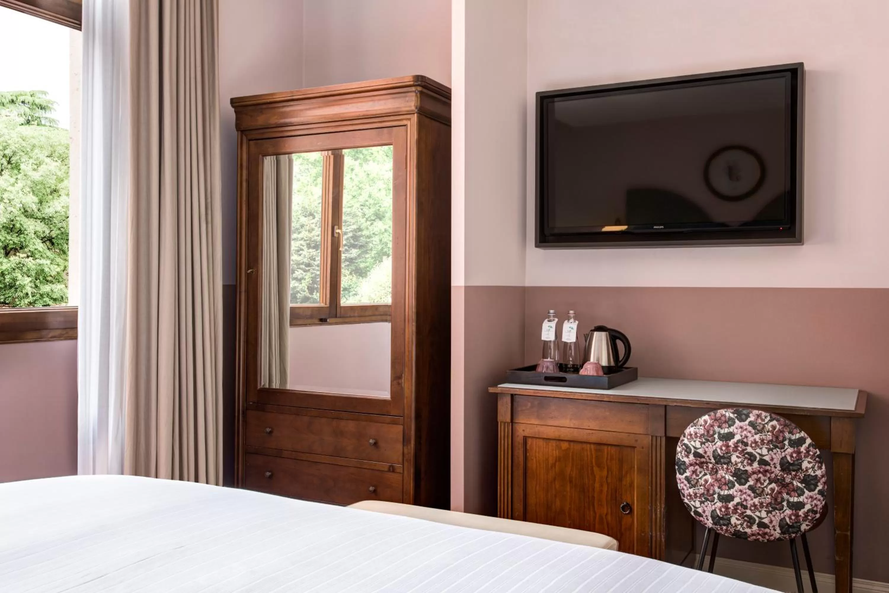 Photo of the whole room, Bed in Hotel Indigo Verona - Grand Hotel Des Arts by IHG