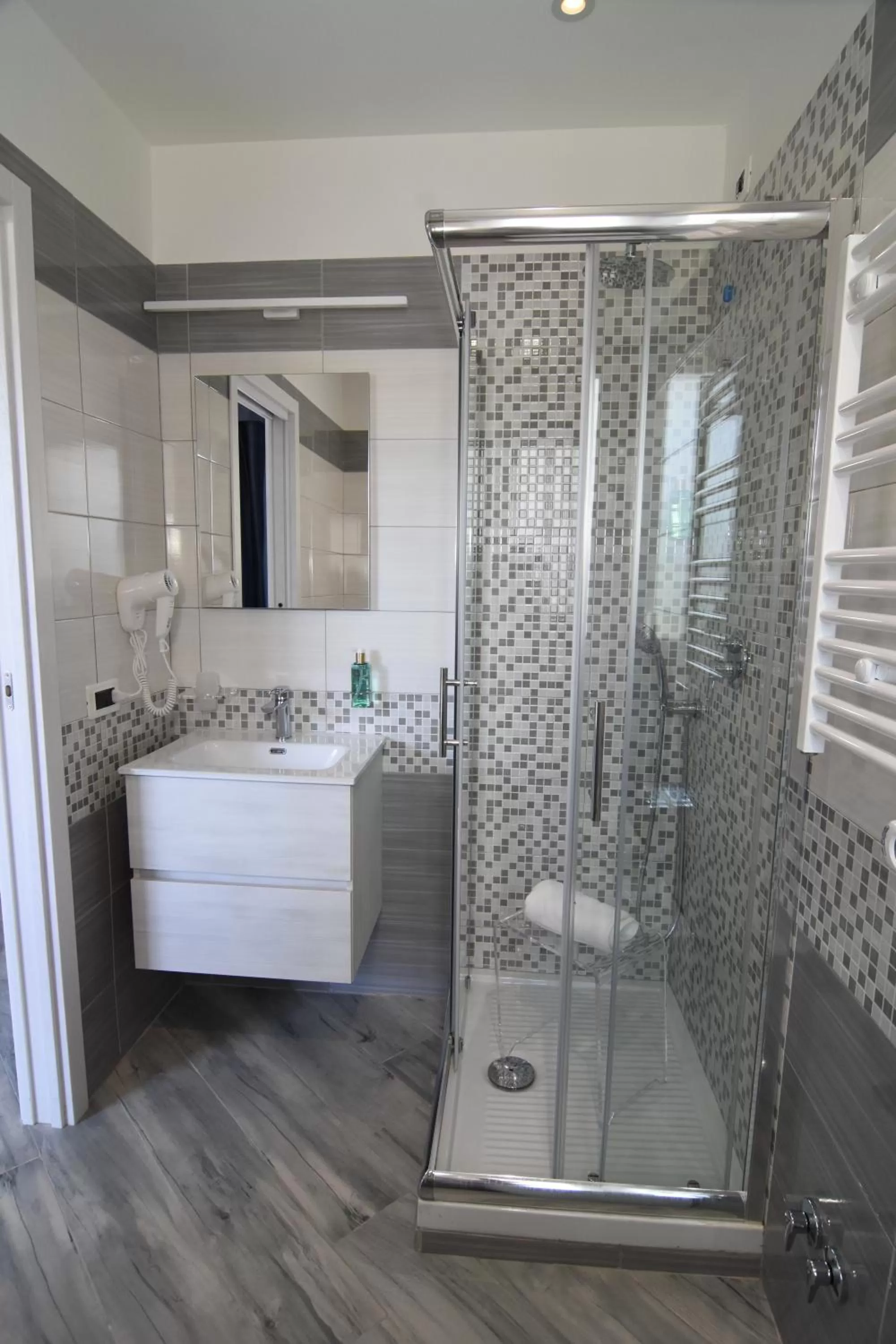 Shower in Hotel Calypso