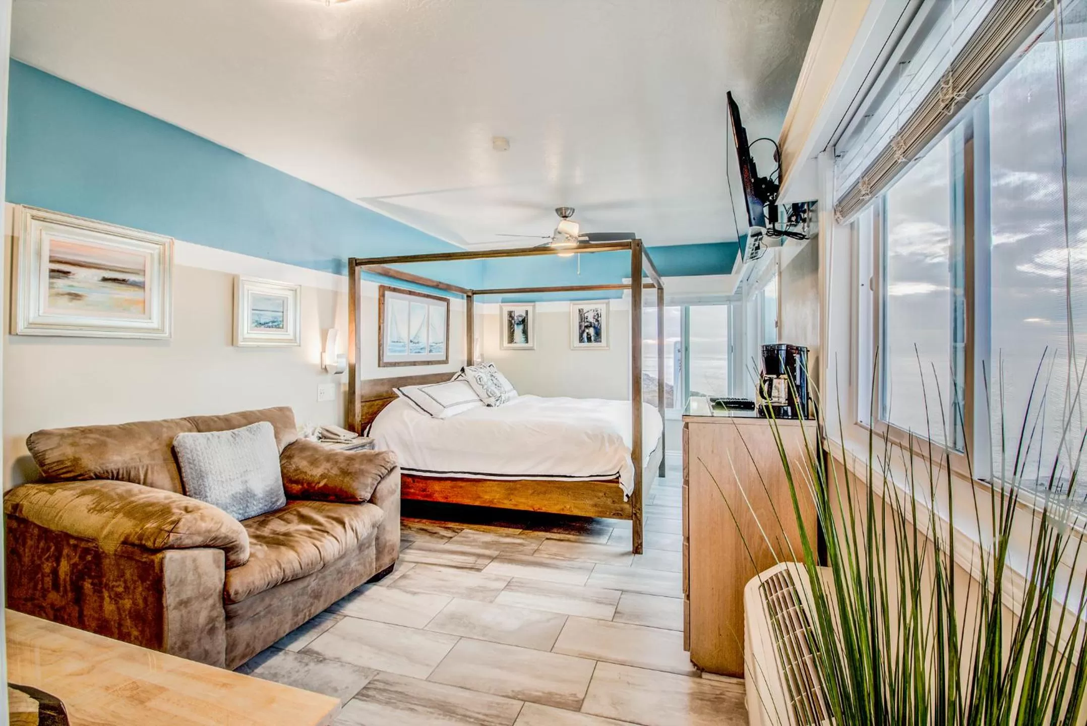 Bed in The Inn at Sunset Cliffs