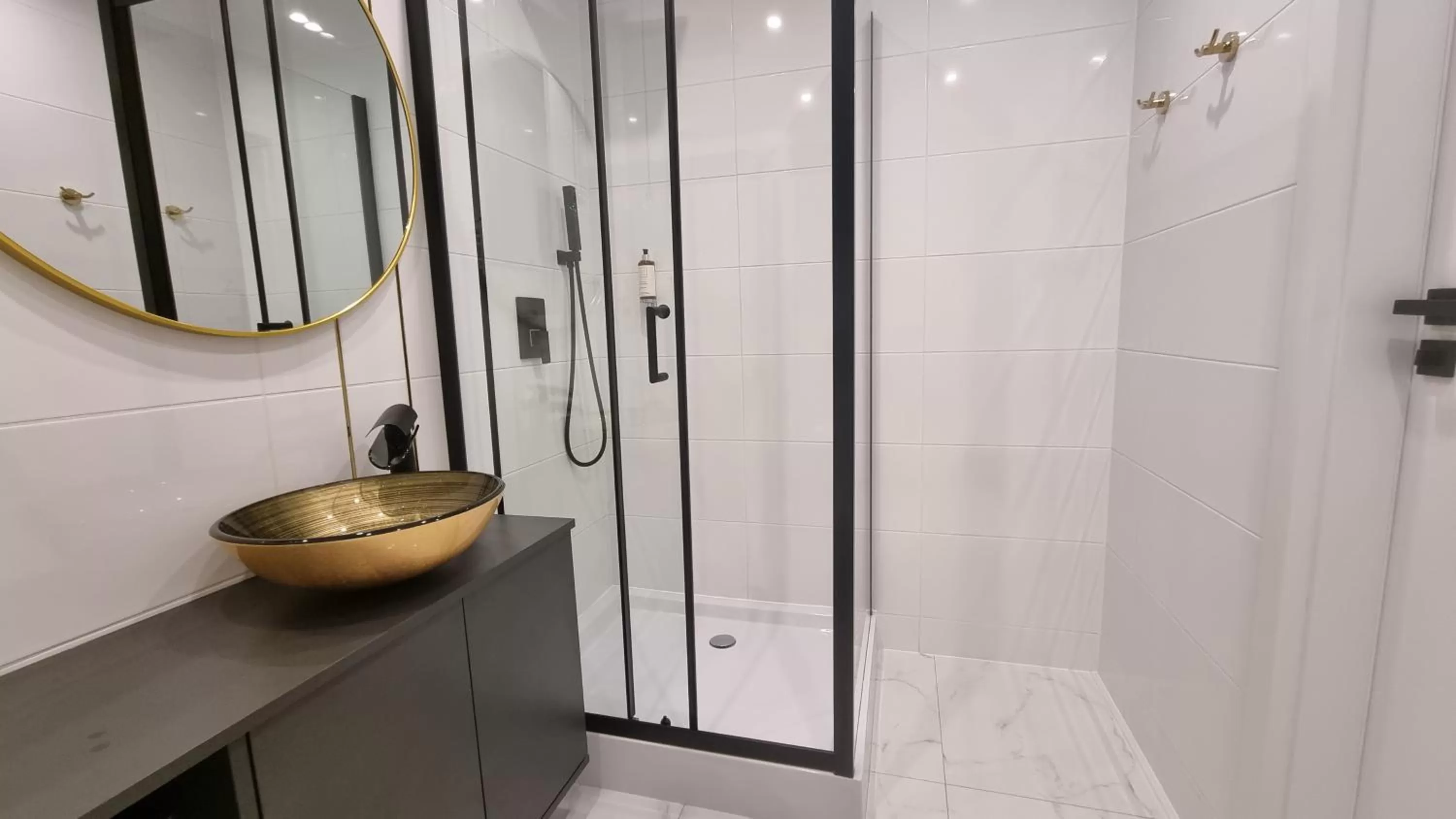 Shower in NOOK NOOK Apartments Bytkowska 103