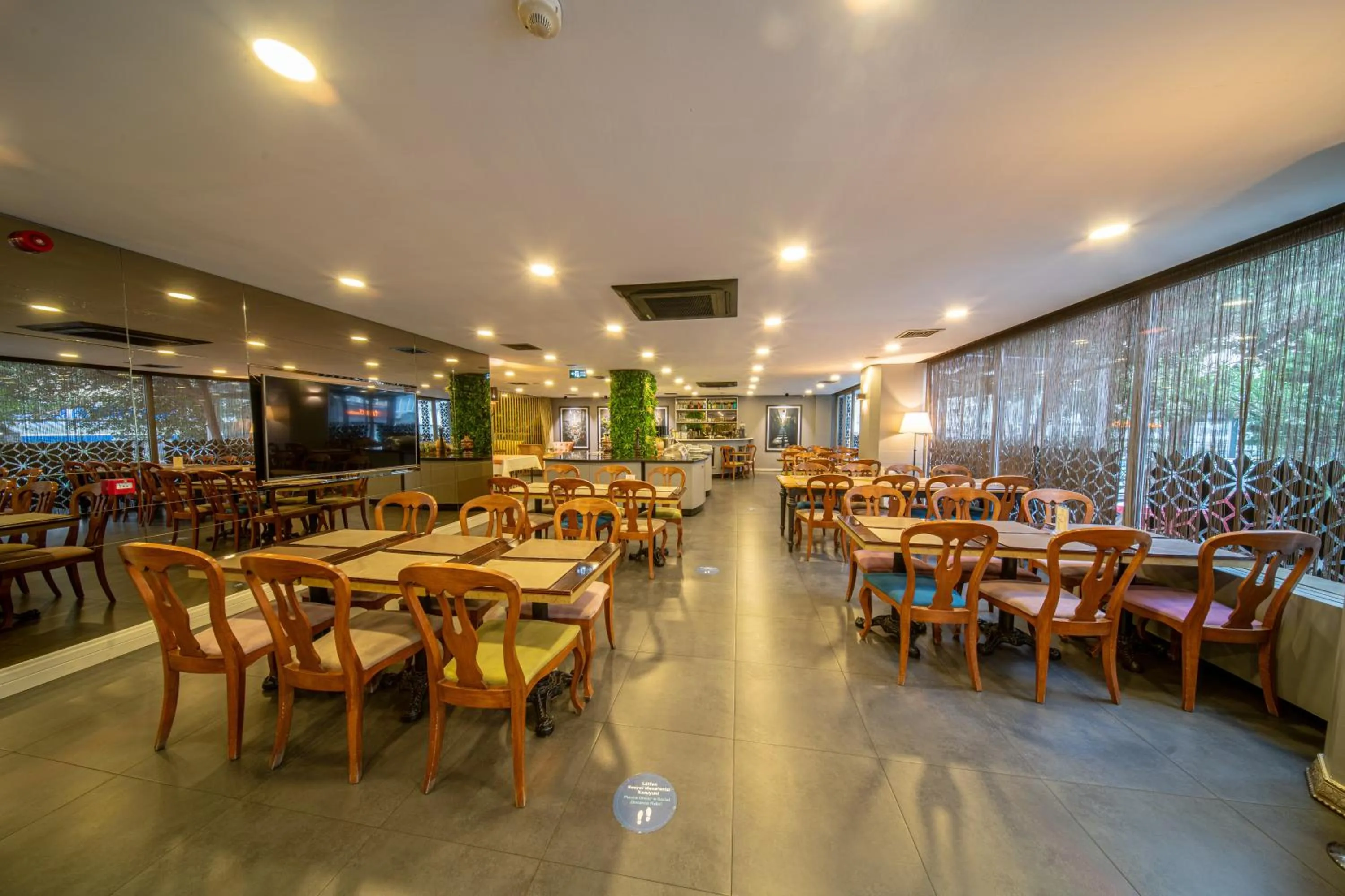 Restaurant/places to eat in All Seasons Hotel