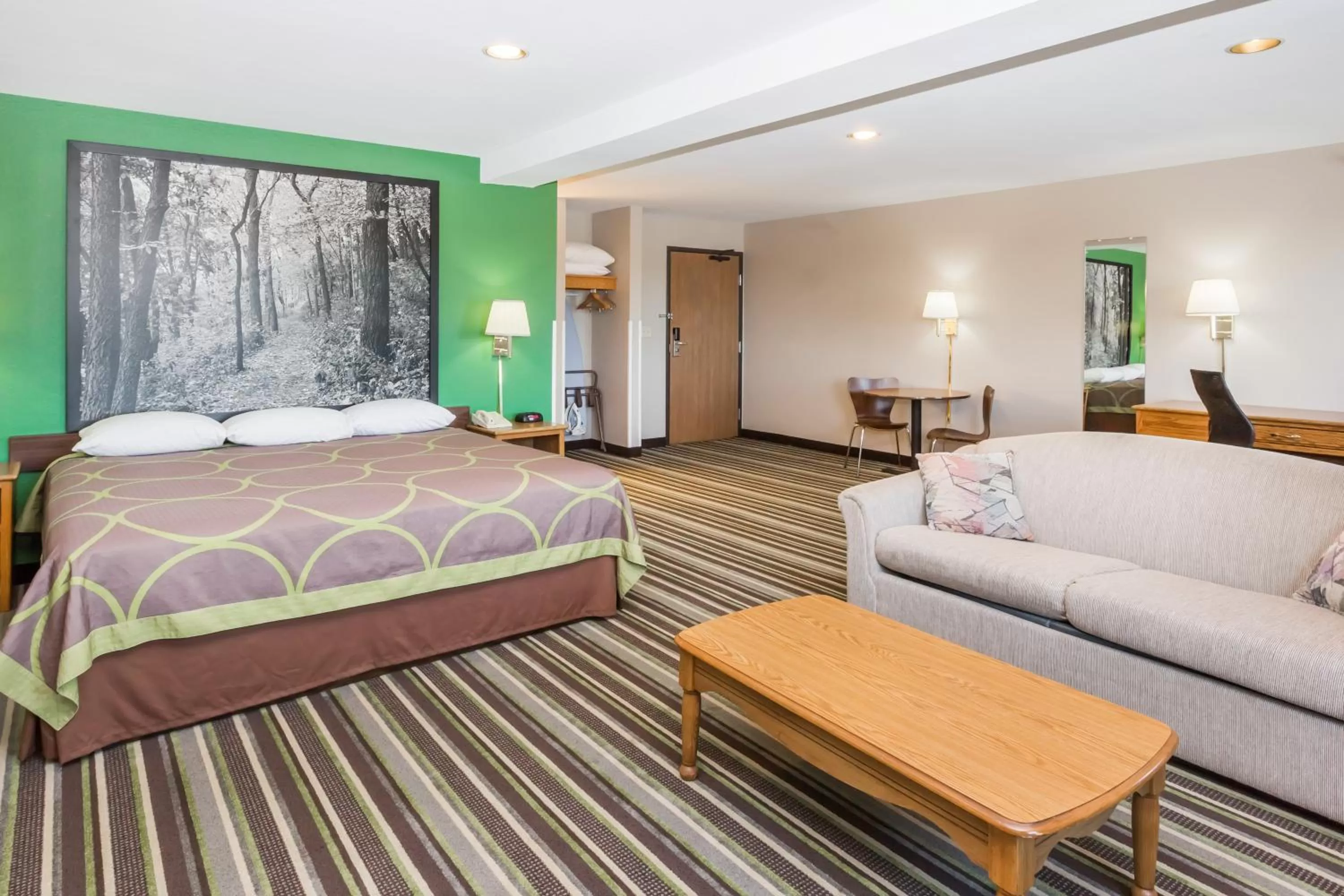 Photo of the whole room, Bed in Super 8 by Wyndham Sioux City South