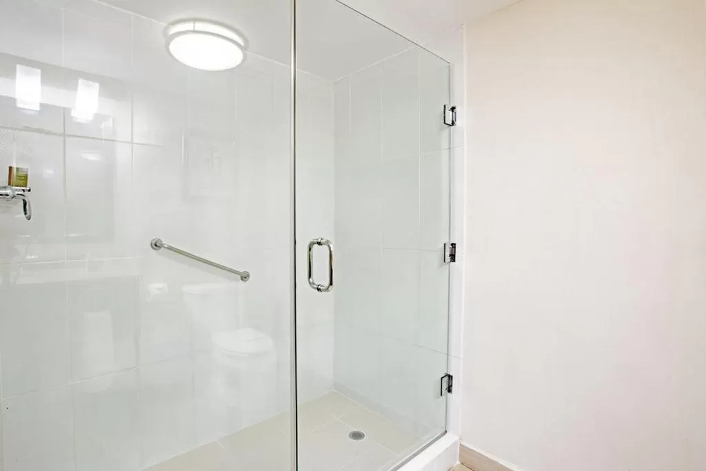 Shower in Studio Coliving Hotel