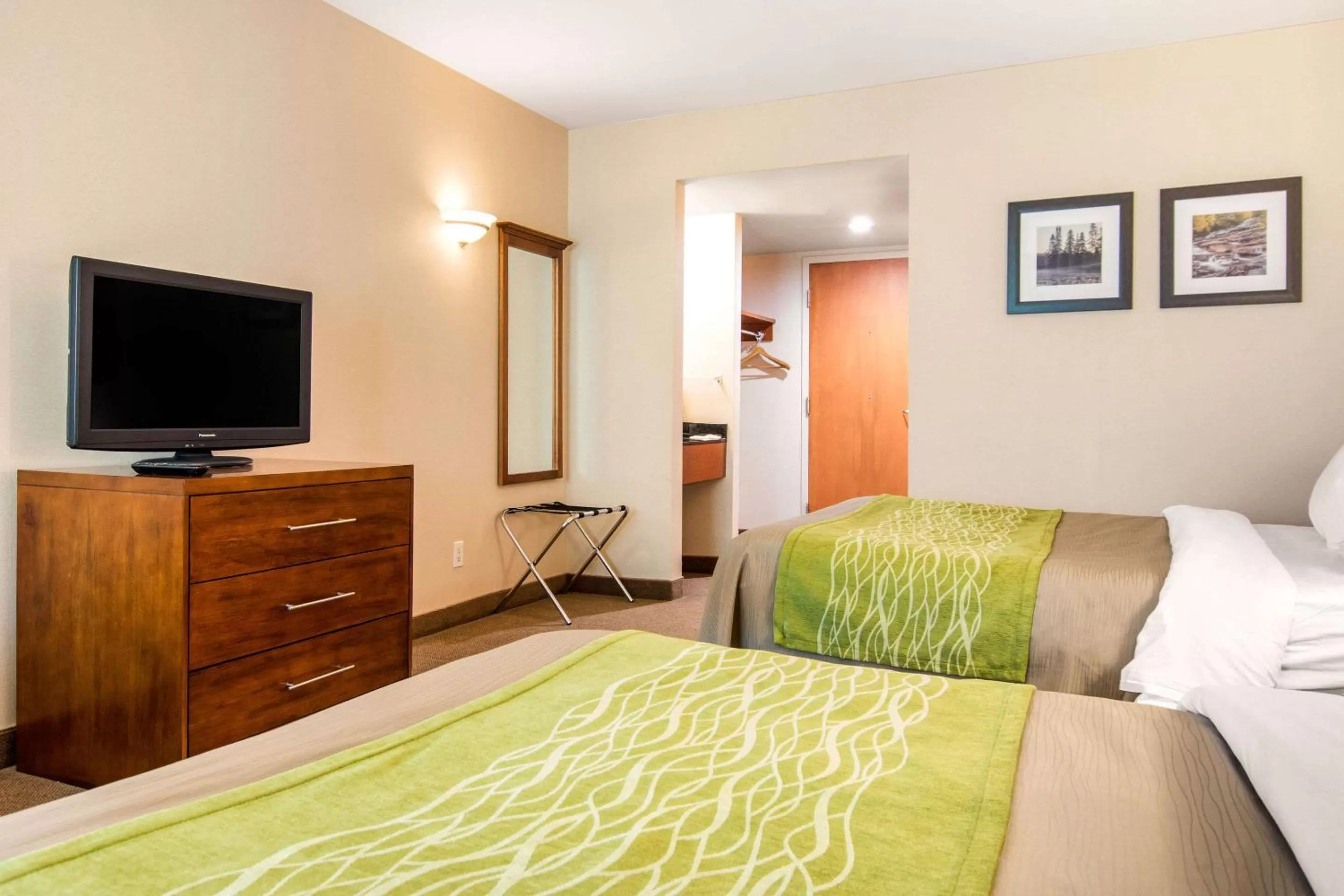 Photo of the whole room, Bed in Comfort Inn & Suites Shawinigan