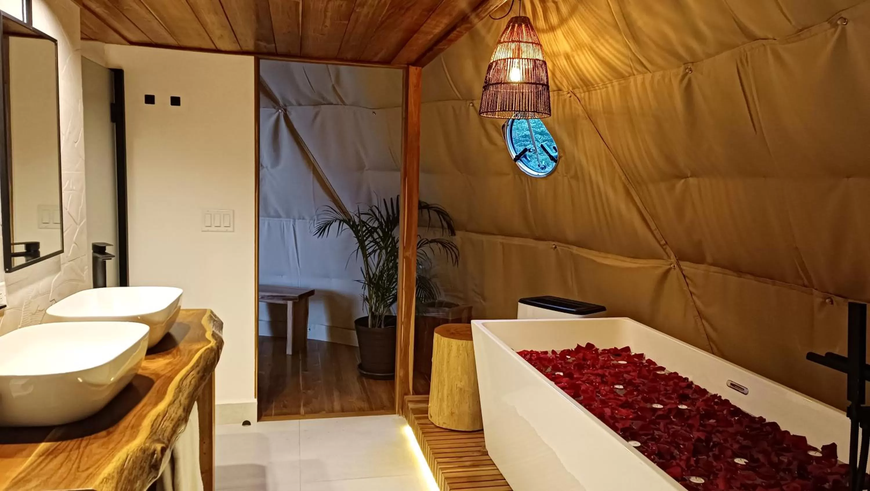 Bath, Bed in TREE TREK BOQUETE Adventure Park