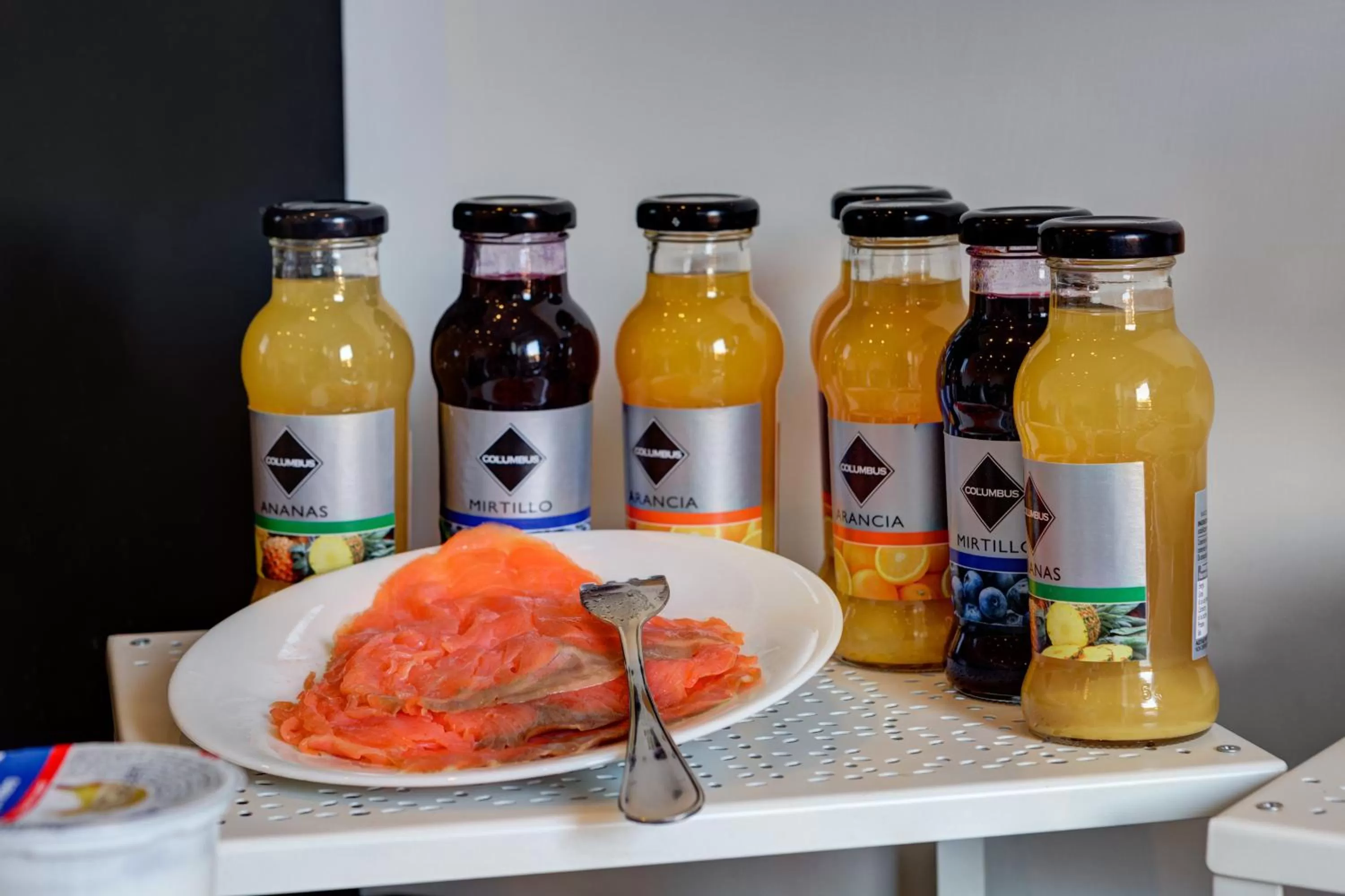 Buffet breakfast in Little Rhome Suites