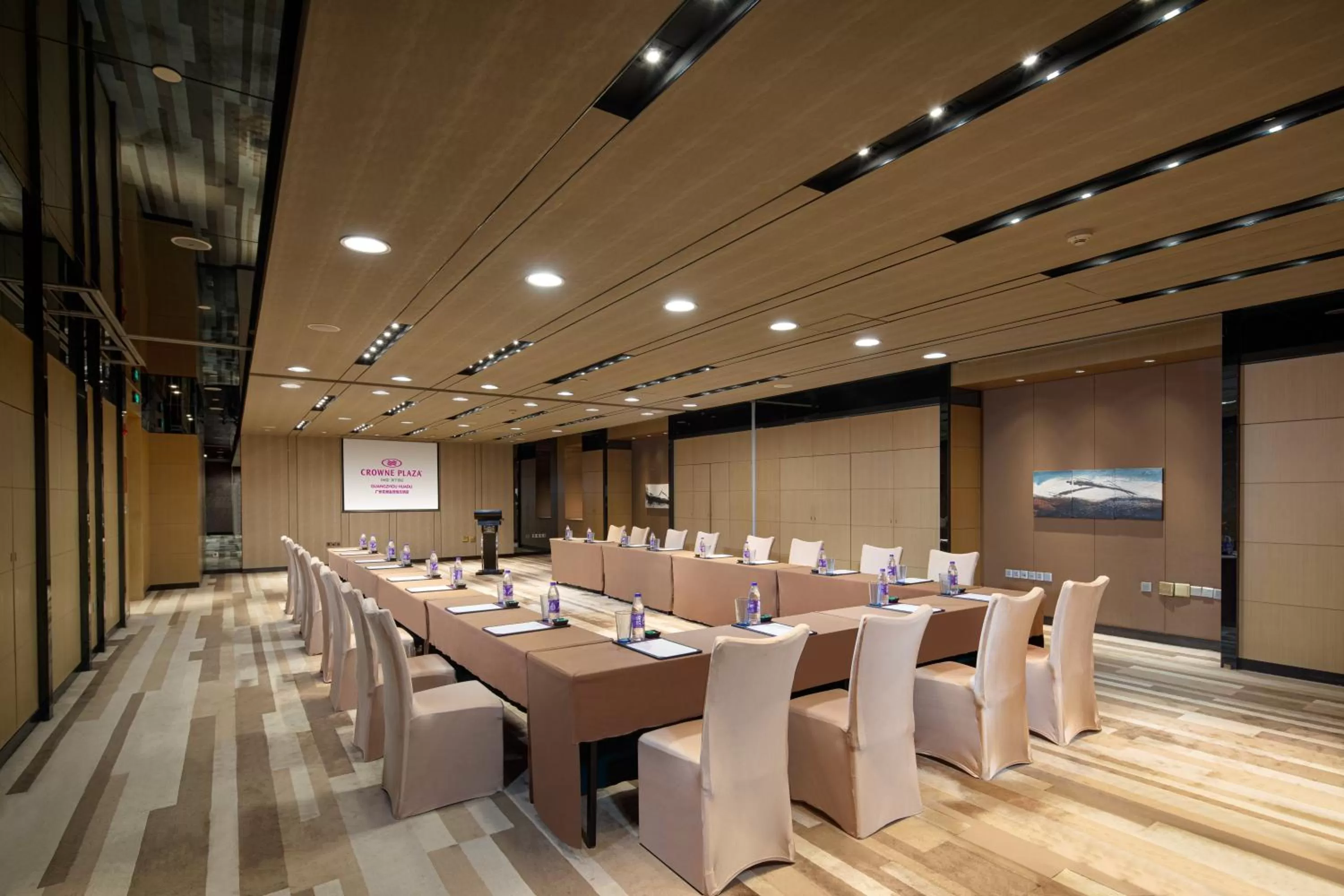 Meeting/conference room in Crowne Plaza Guangzhou Huadu by IHG