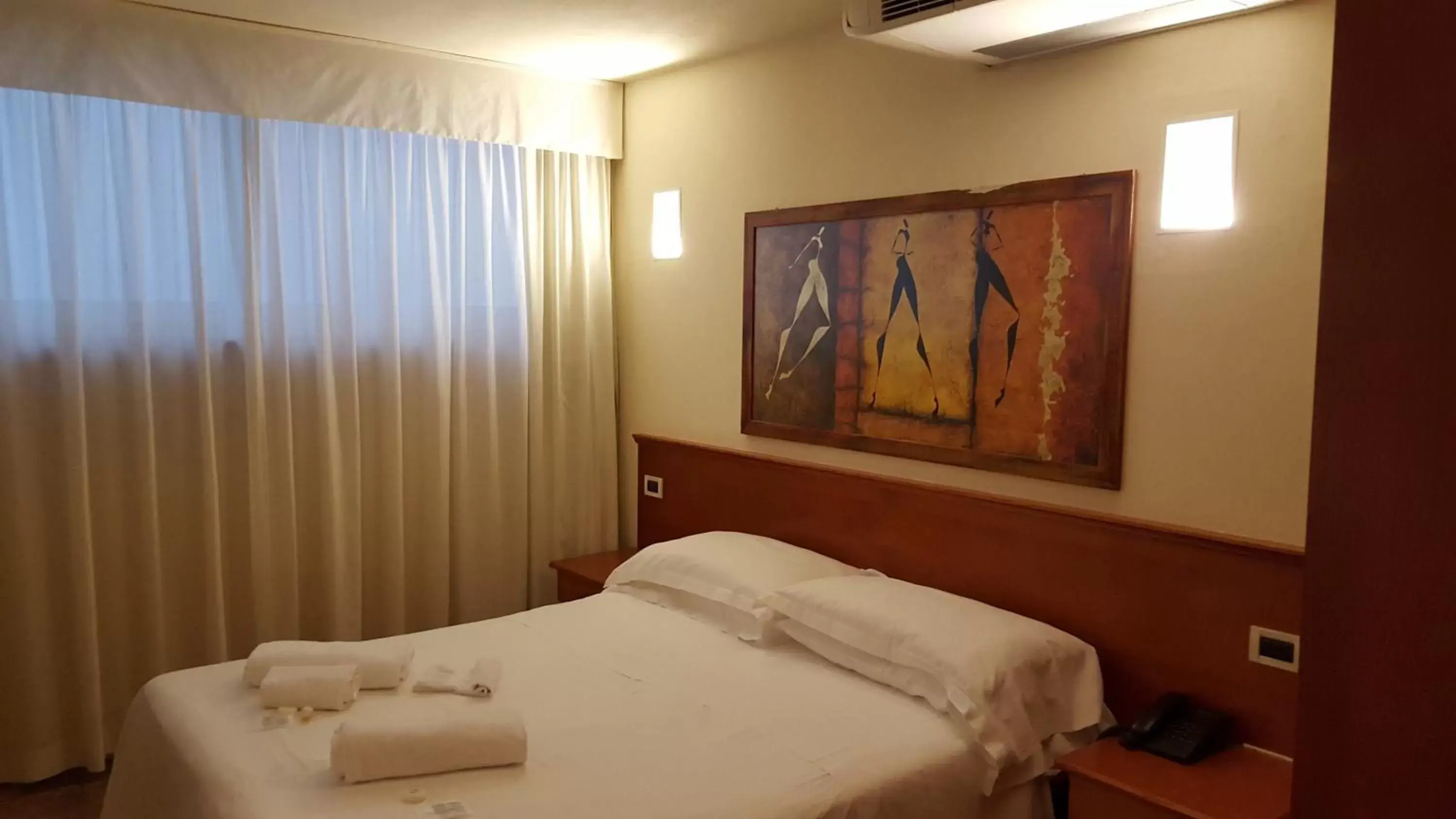 Economy Double or Twin Room without Balcony in Hotel Principe di Piemonte Economy Double or Twin Room without Balcony in Hotel Principe di Piemonte