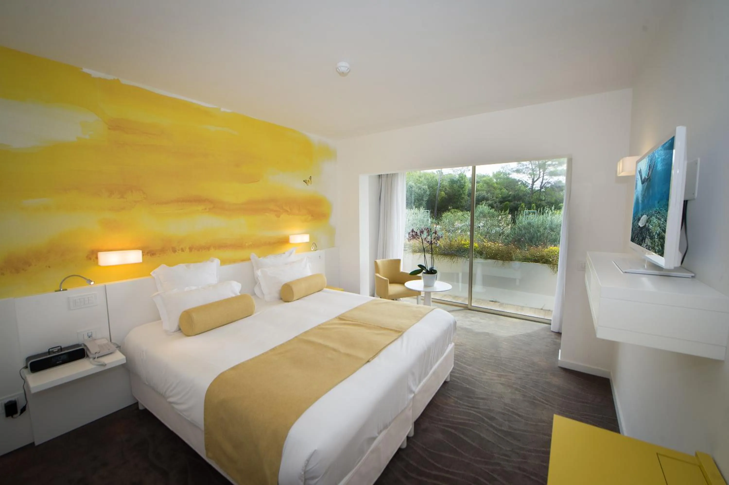 Balcony/Terrace, Bed in Hotel Restaurant La Vague de Saint Paul