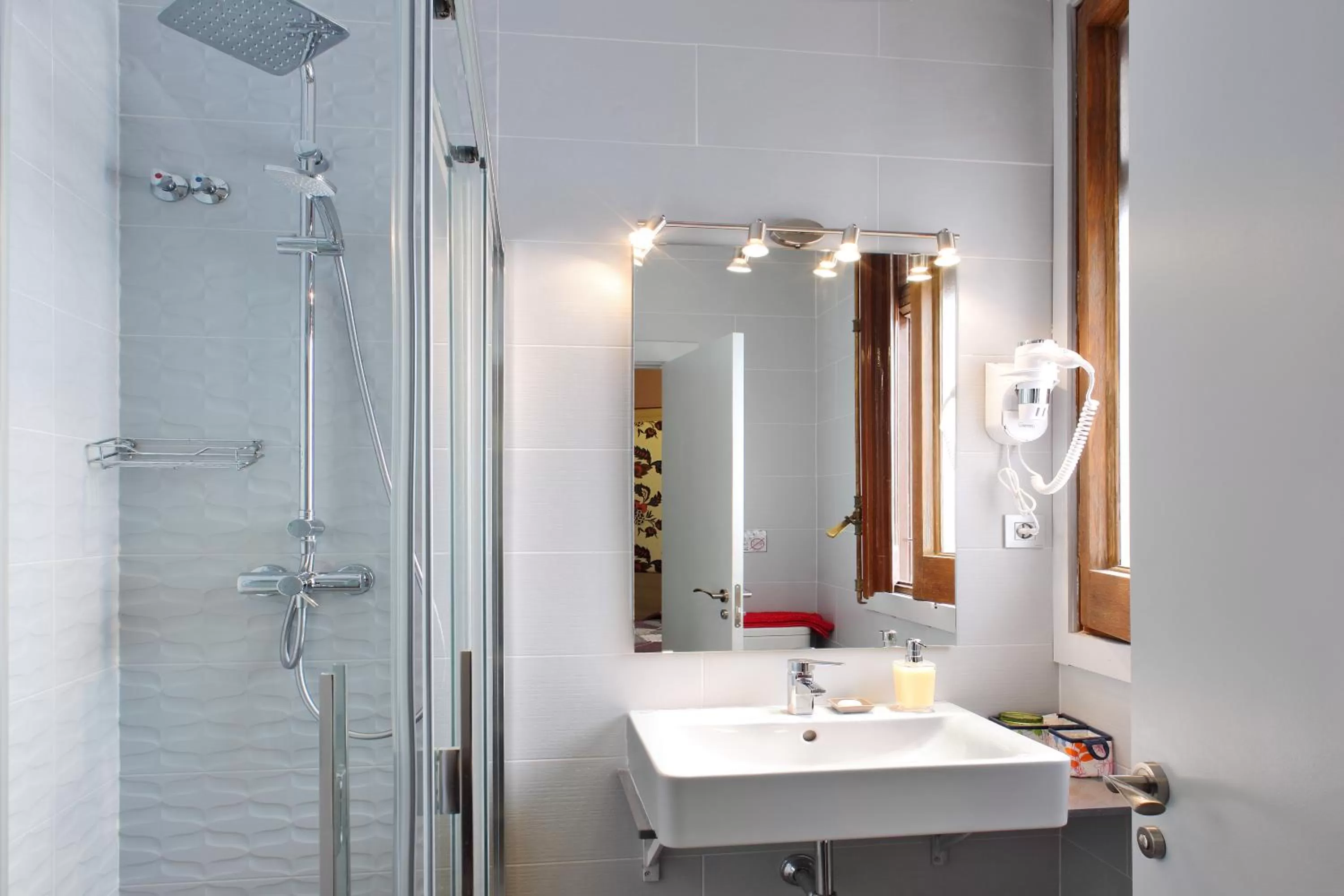 Bathroom in Hotel Ginebra