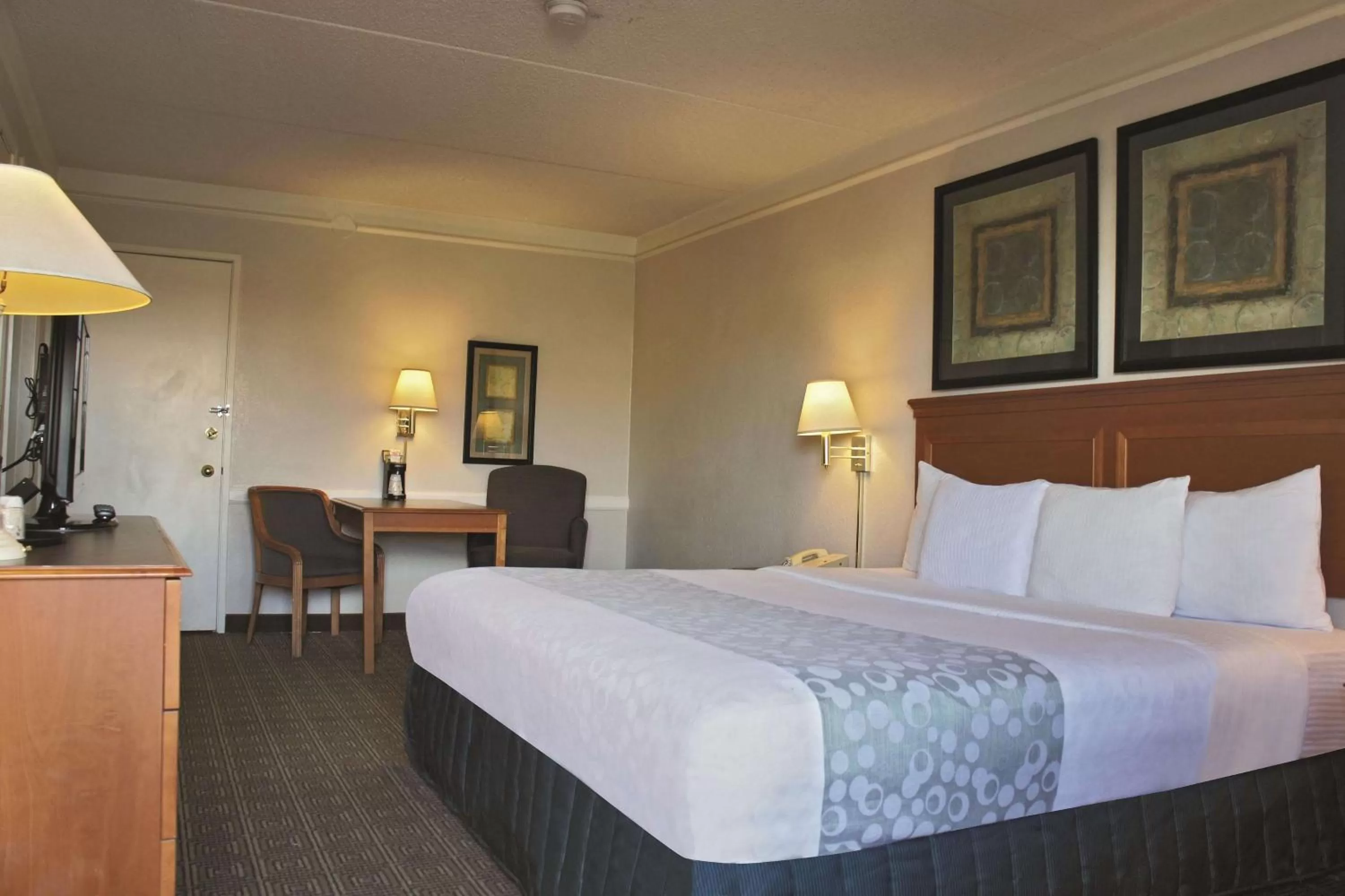 Photo of the whole room, Bed in La Quinta Inn by Wyndham Albuquerque Airport