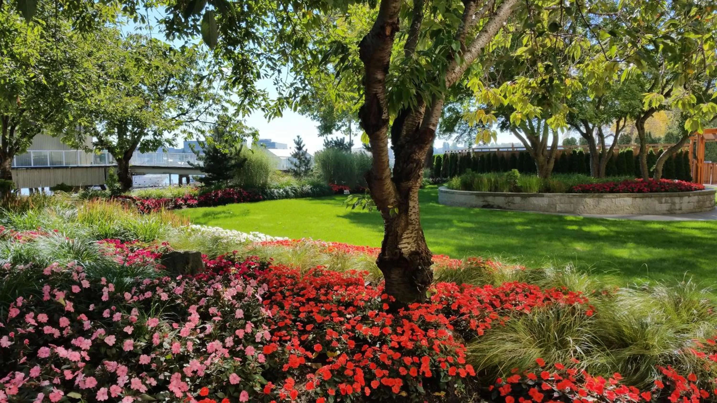 Property building, Garden in Radisson Blu Vancouver Airport Hotel & Marina