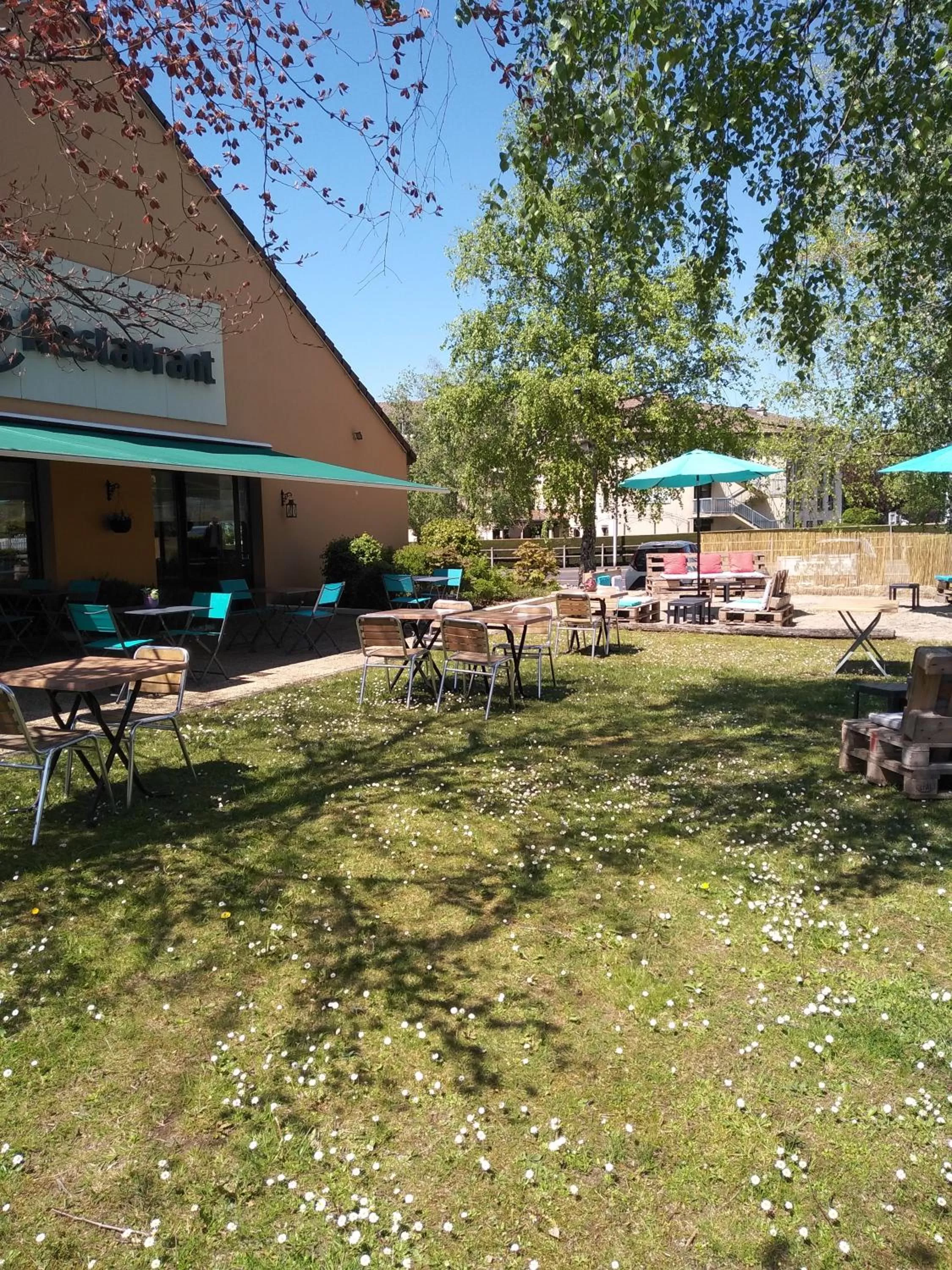 Patio in Hôtel Restaurant Campanile Aurillac