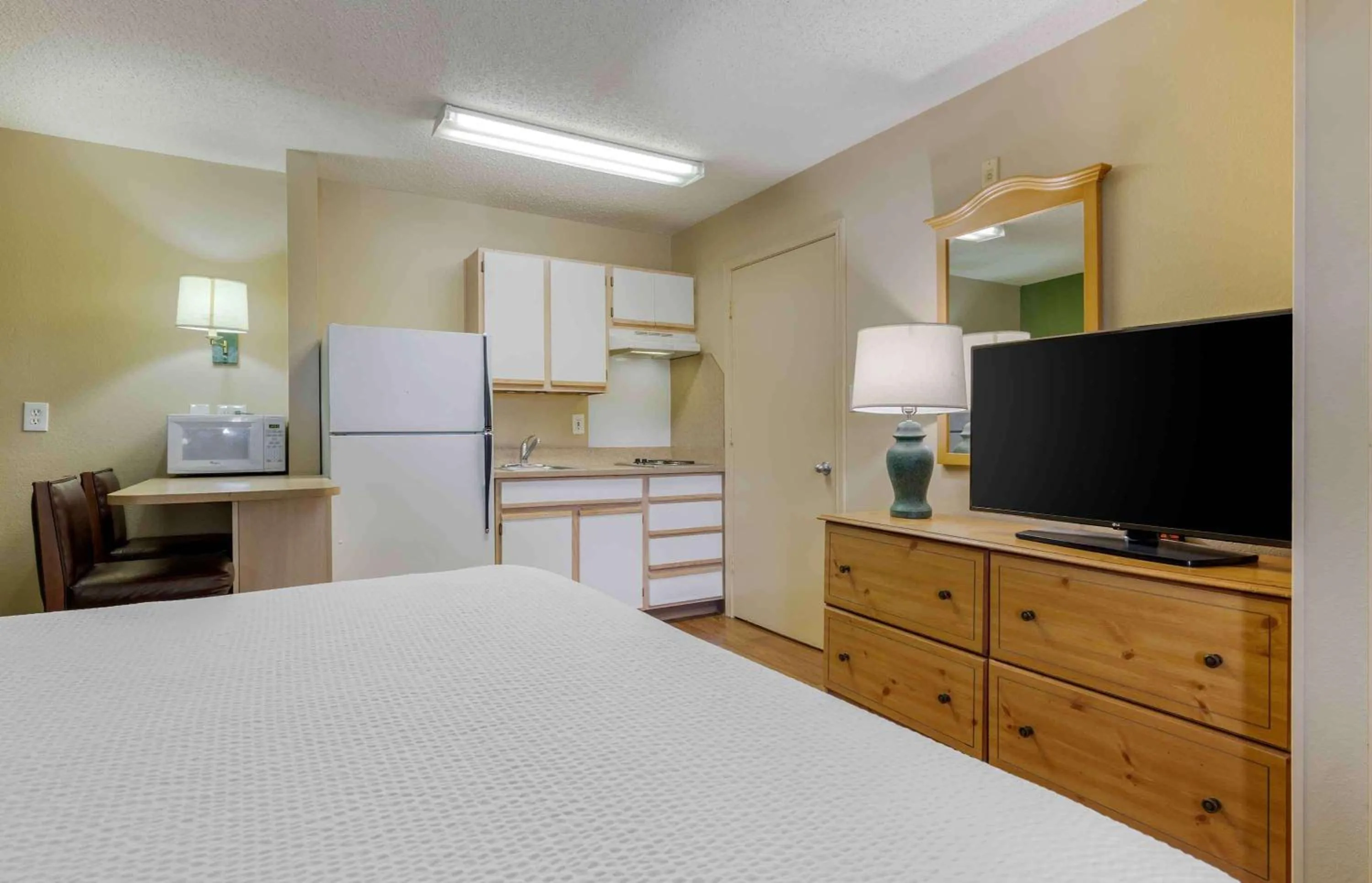 Bedroom, Bed in Extended Stay America Suites - Portland - Tigard
