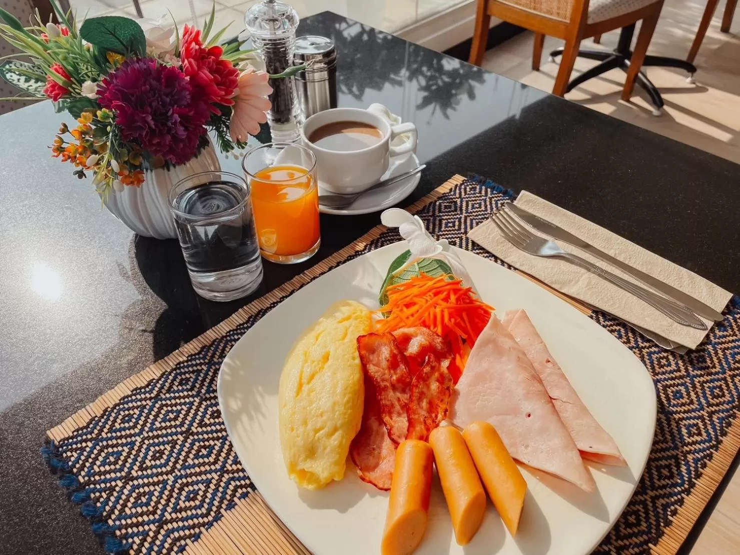 Continental breakfast in Hotel De Khuvieng
