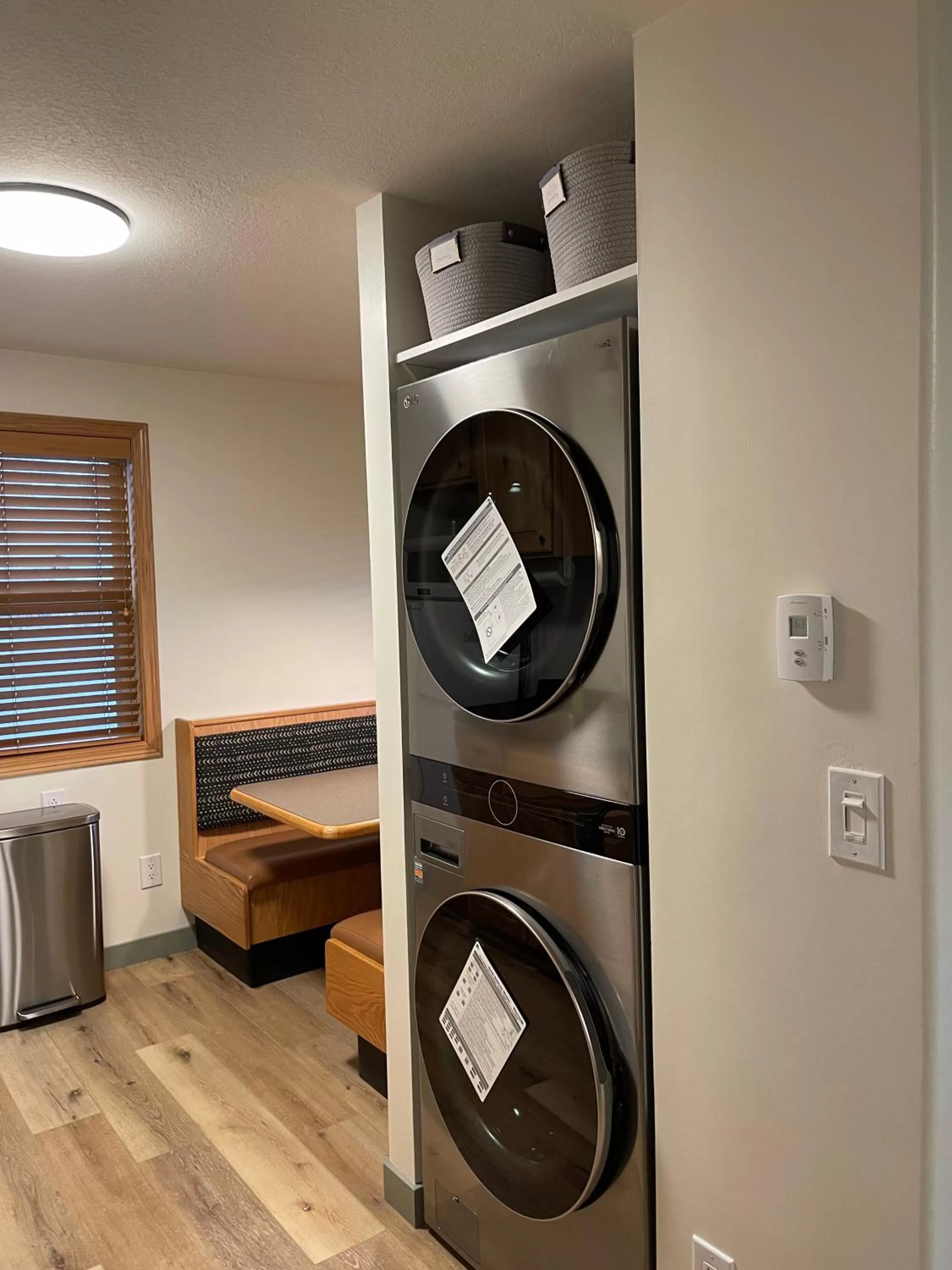 Dining area, Bed in Pinedale Cozy Cabins