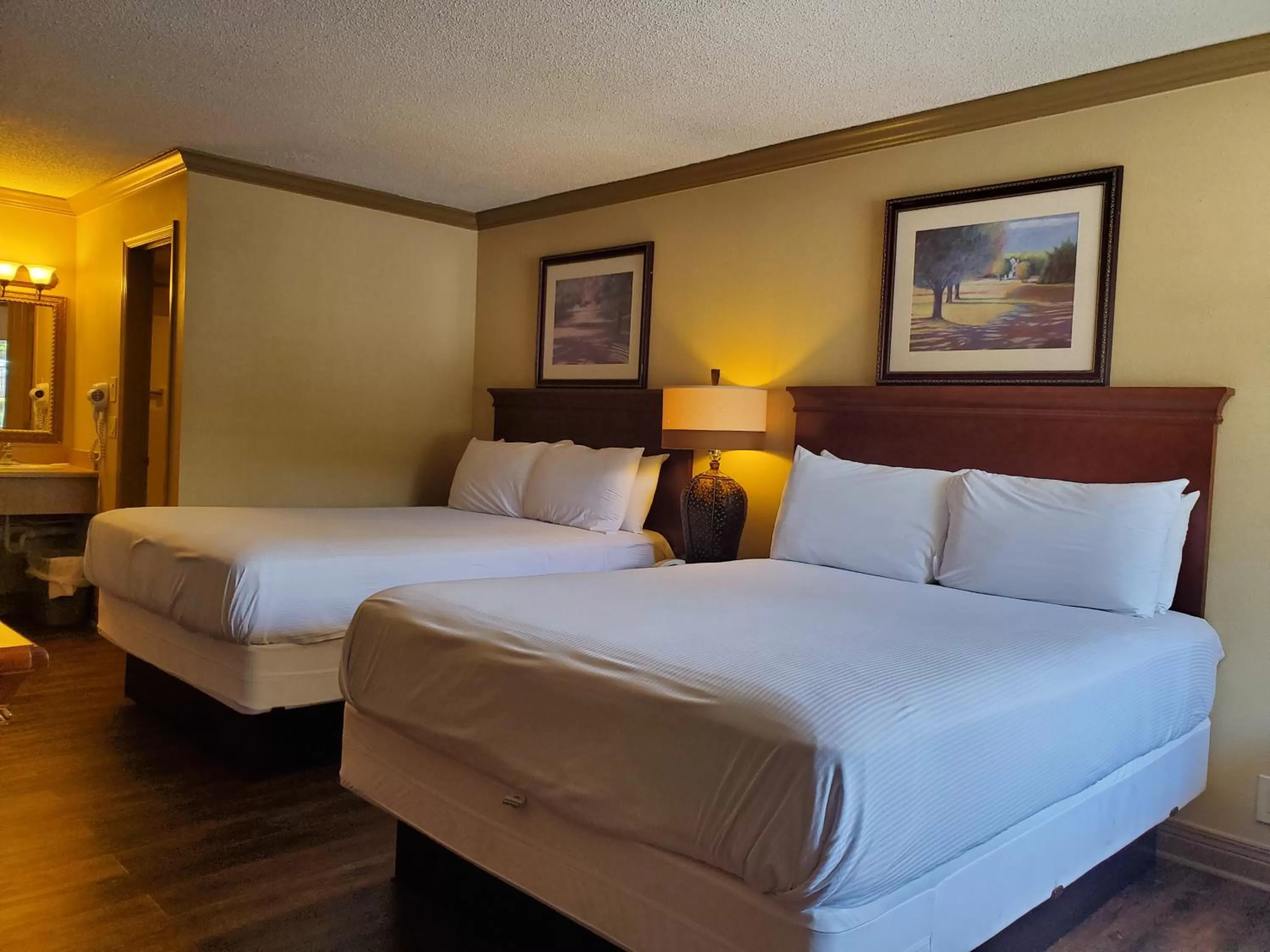 Photo of the whole room, Bed in Colonial House Motel