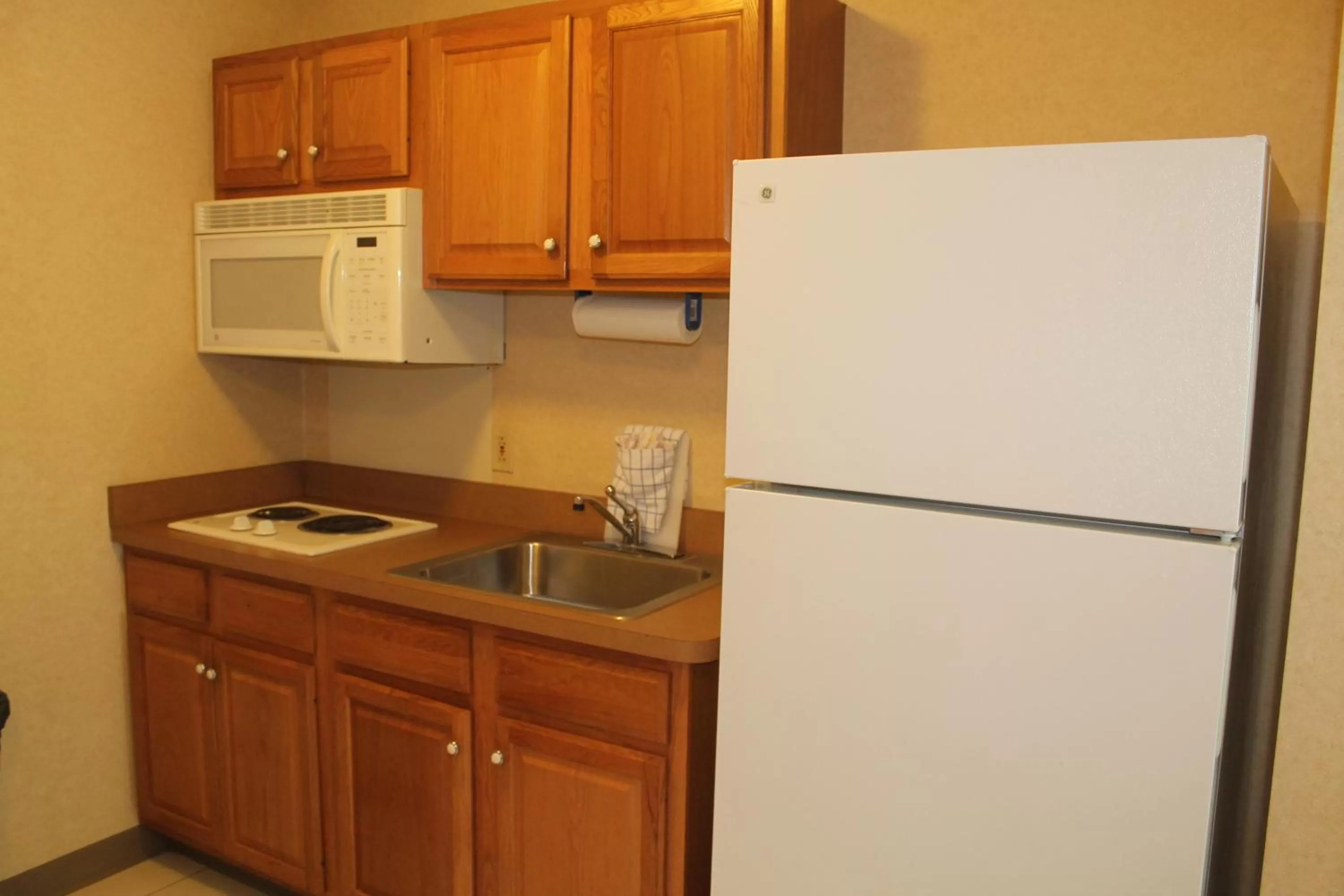 Kitchen or kitchenette in Days Inn & Suites by Wyndham Bridgeport - Clarksburg