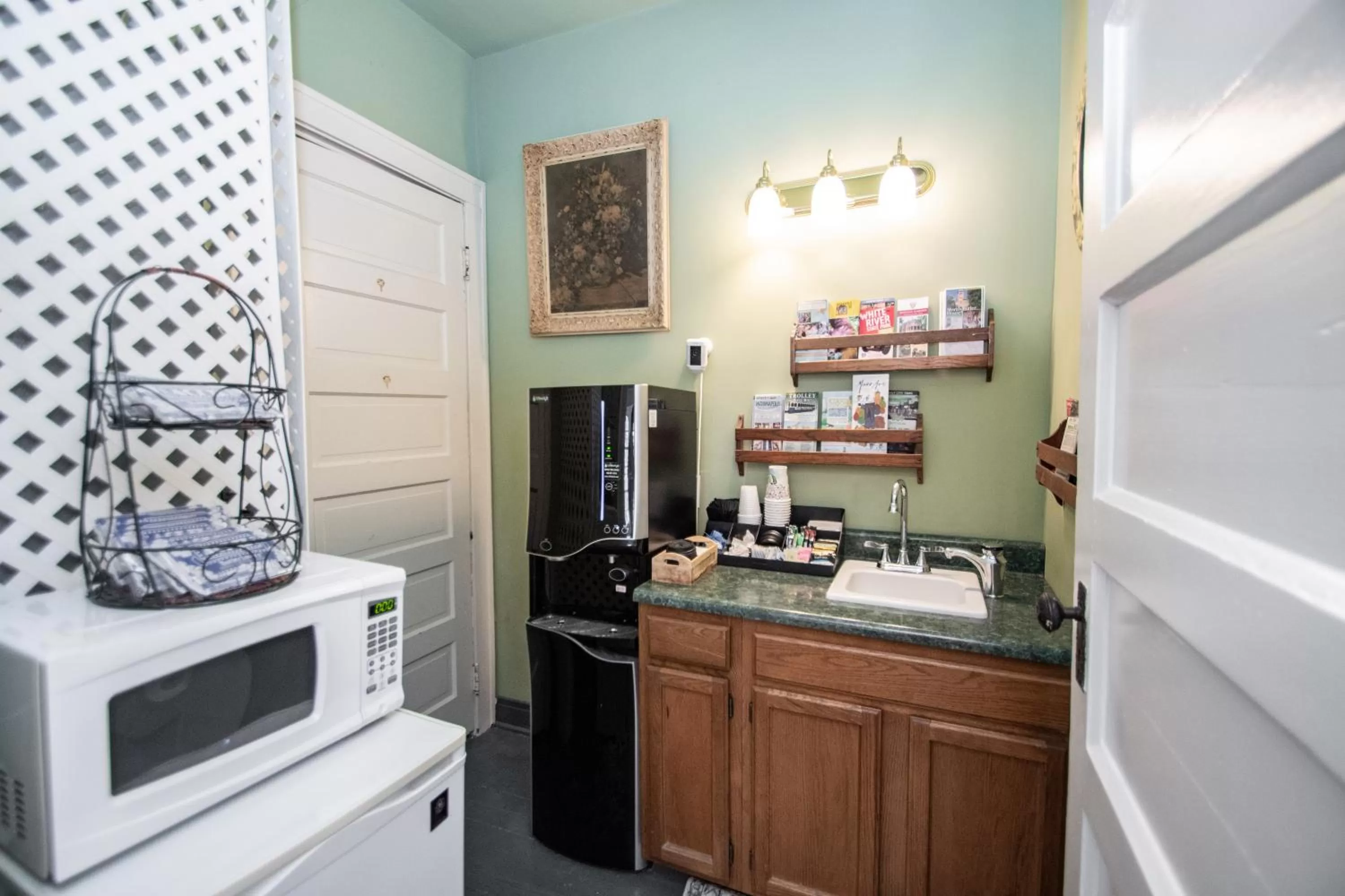 Restaurant/places to eat, Kitchen/Kitchenette in Looking Glass Inn