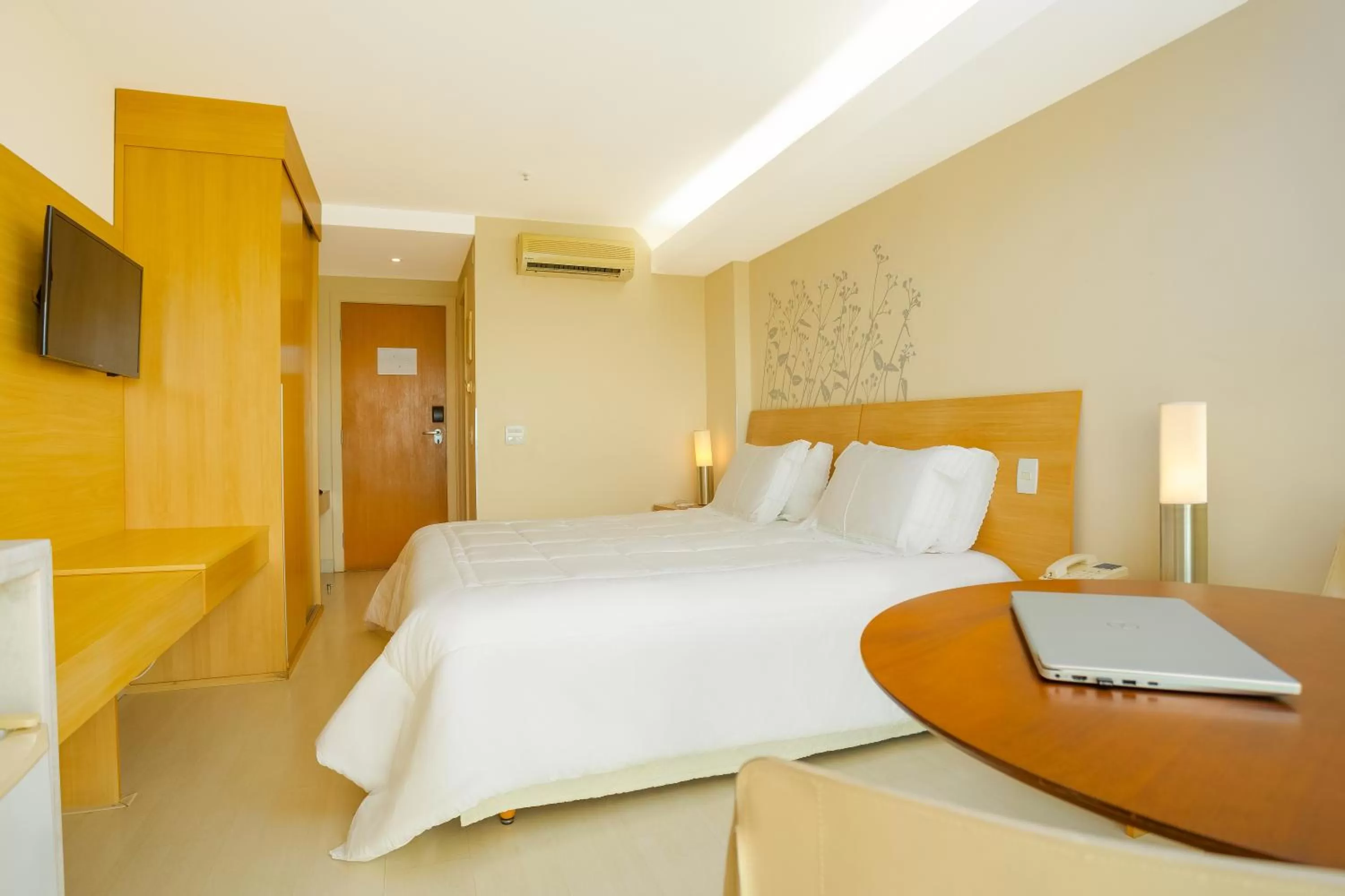 Photo of the whole room, Bed in Golden Tulip Macaé