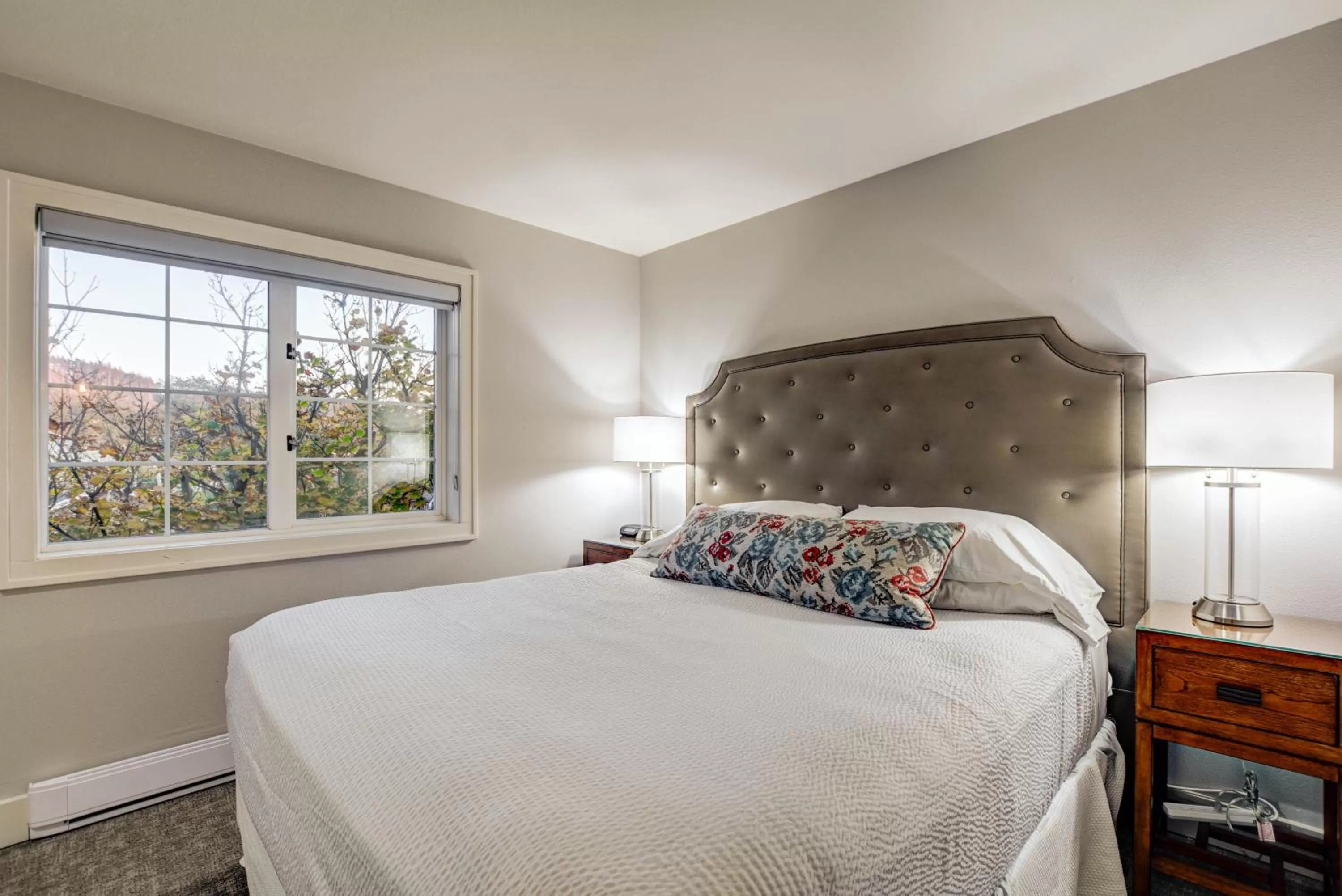 Bedroom, Bed in The Waves