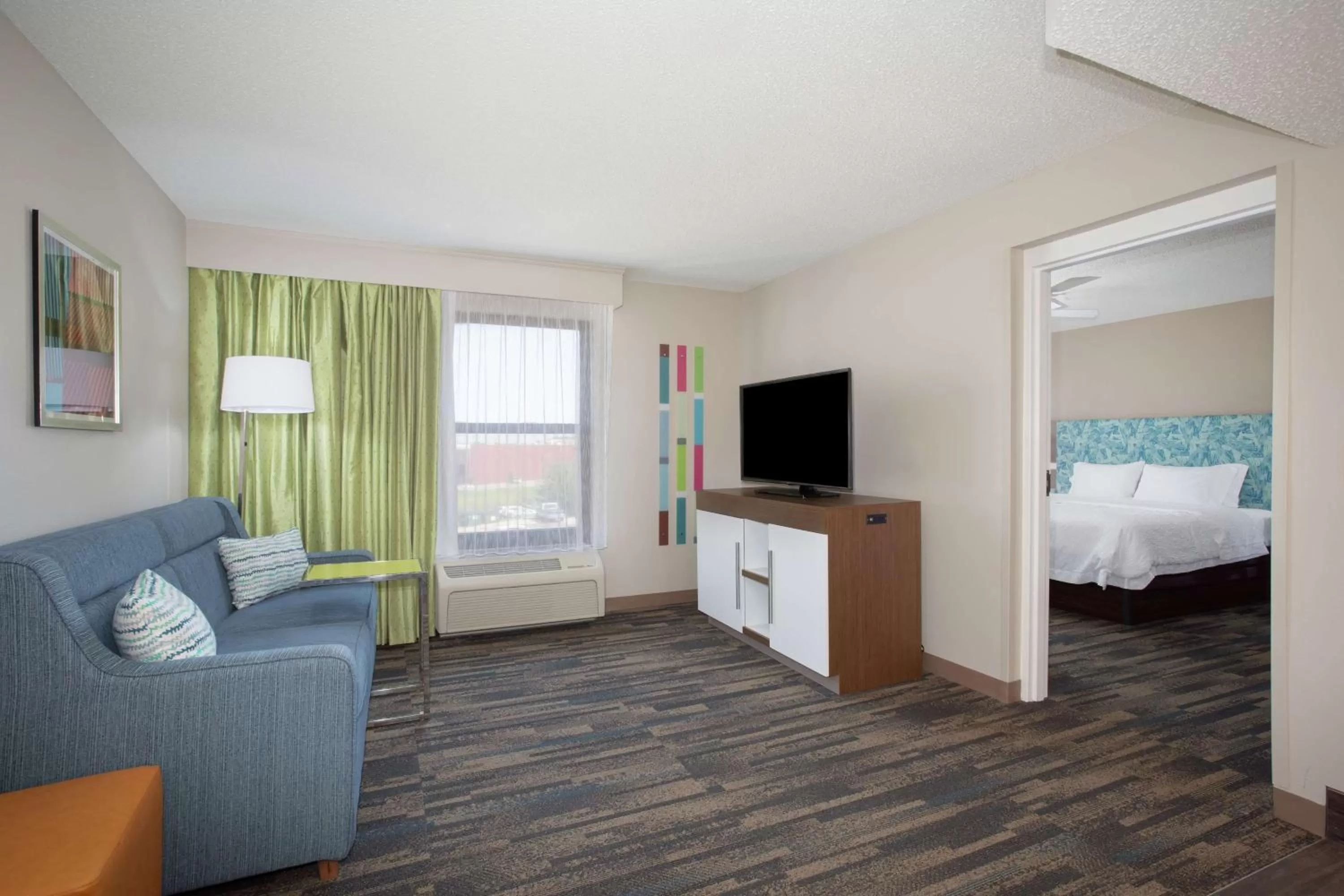 Bedroom, Bed in Hampton Inn & Suites Kansas City-Merriam