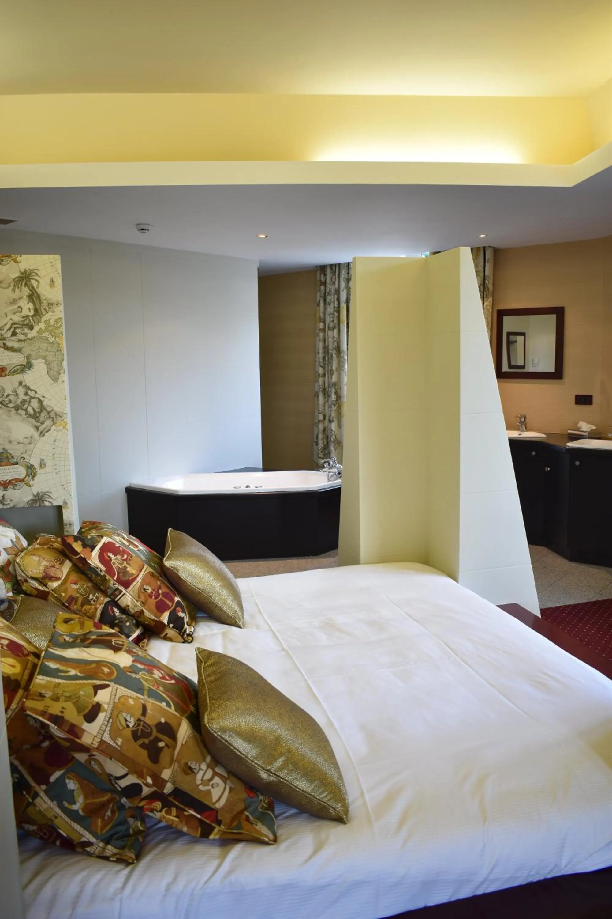 Photo of the whole room in Logis Les Loges du Parc