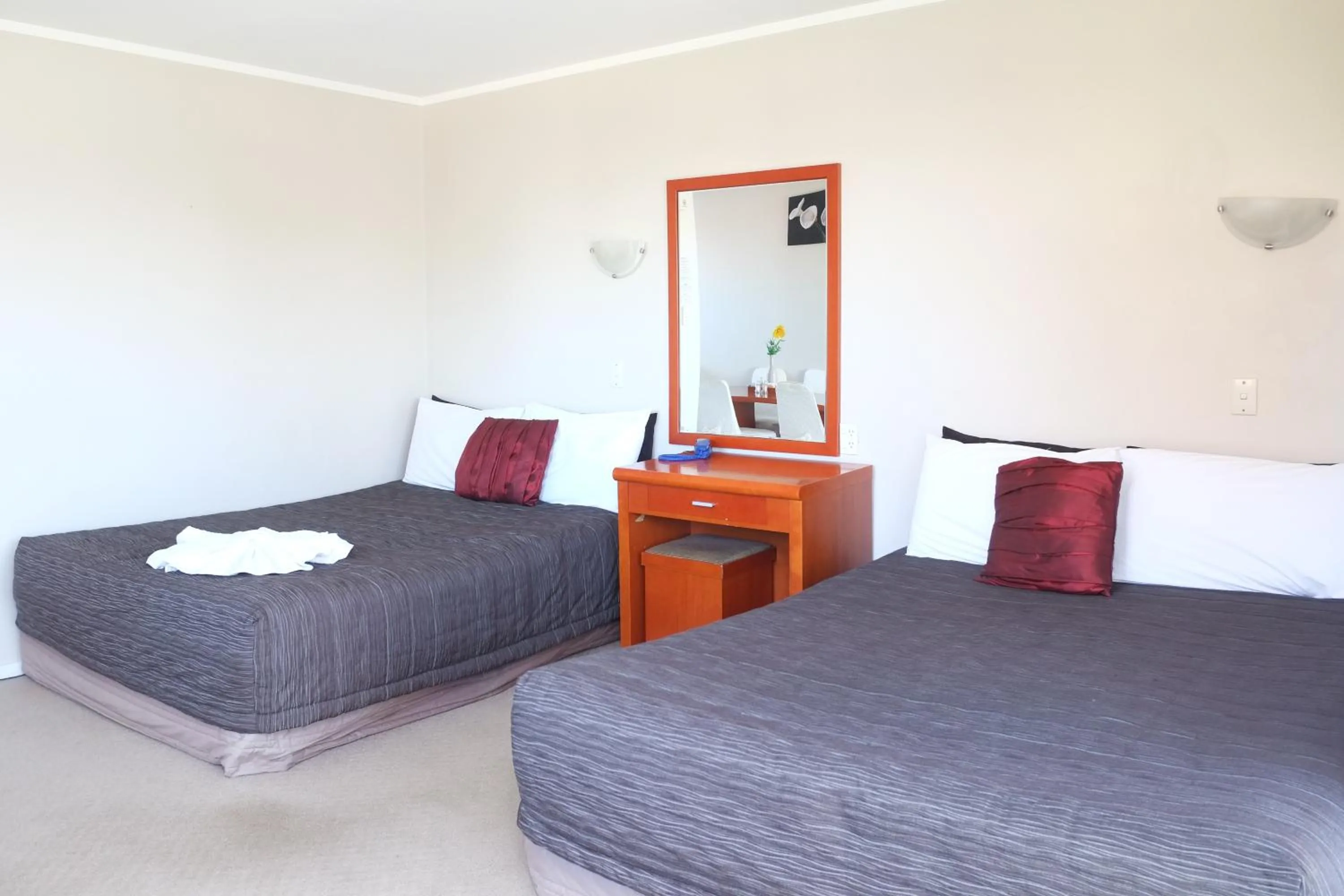 Bed in Gateway International Motel