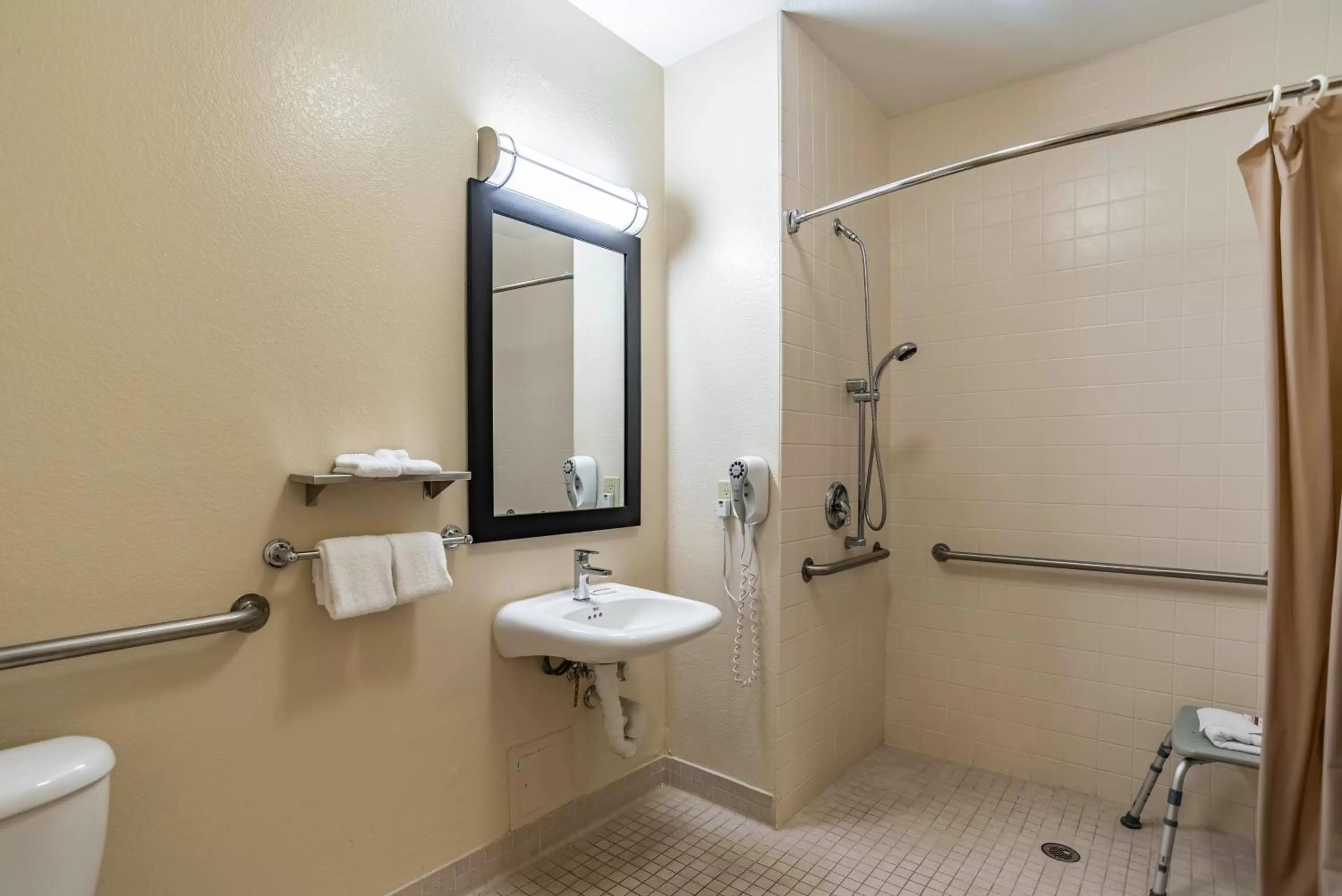 Bathroom in Red Roof Inn PLUS+ Tempe - Phoenix Airport