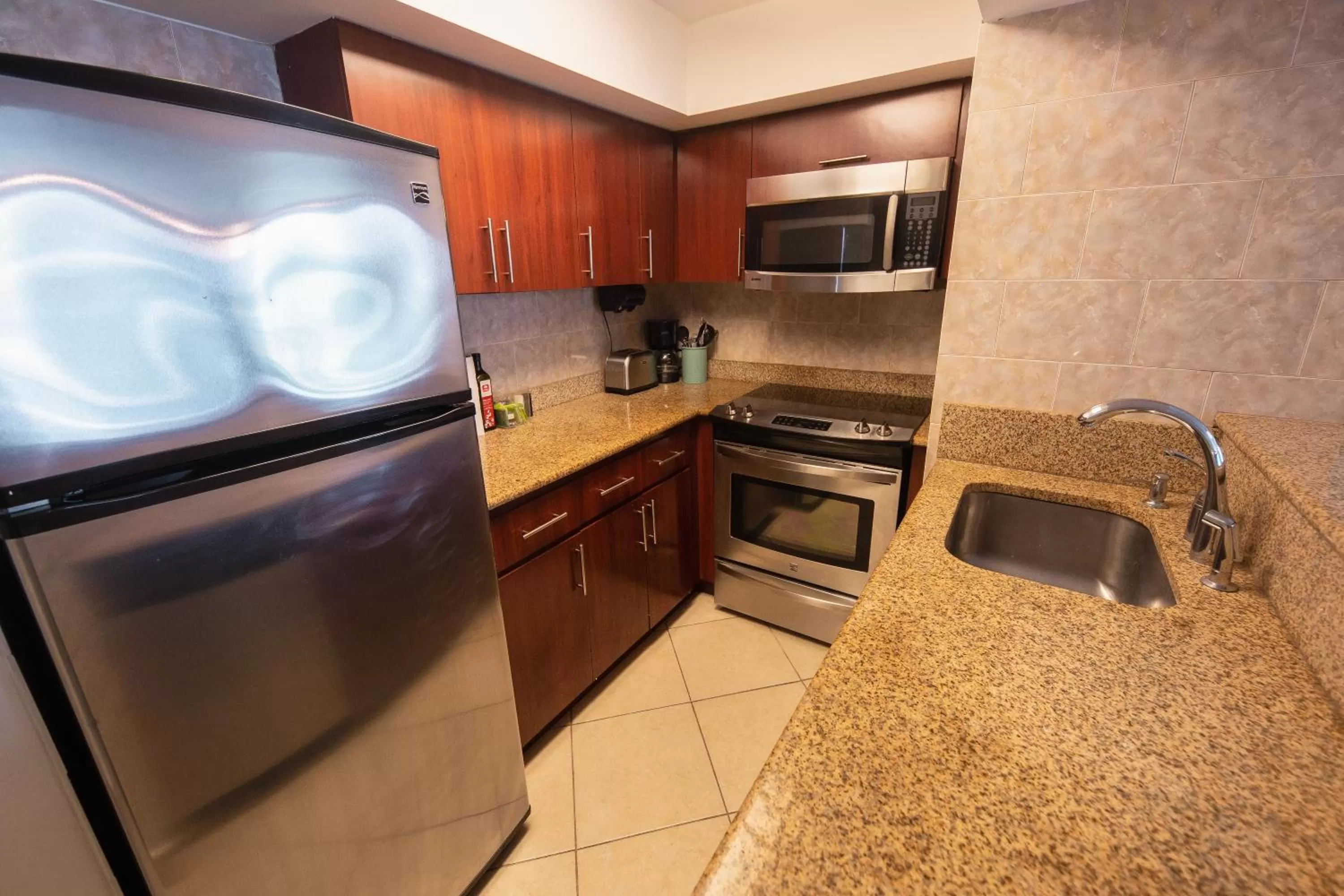 Kitchen or kitchenette in ESJ Towers by Chana