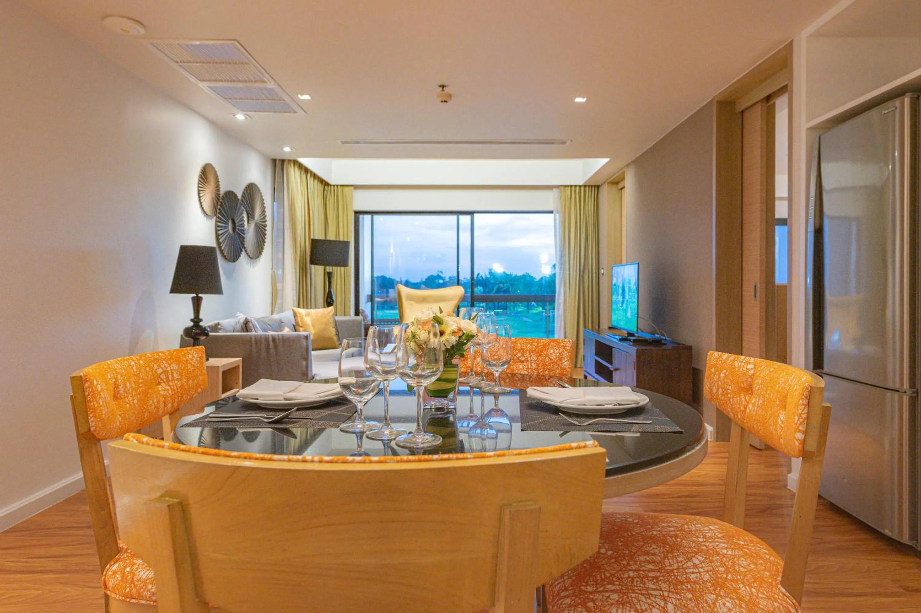 Dining area in Summit Windmill Golf Suite Hotel at Suvarnabhumi