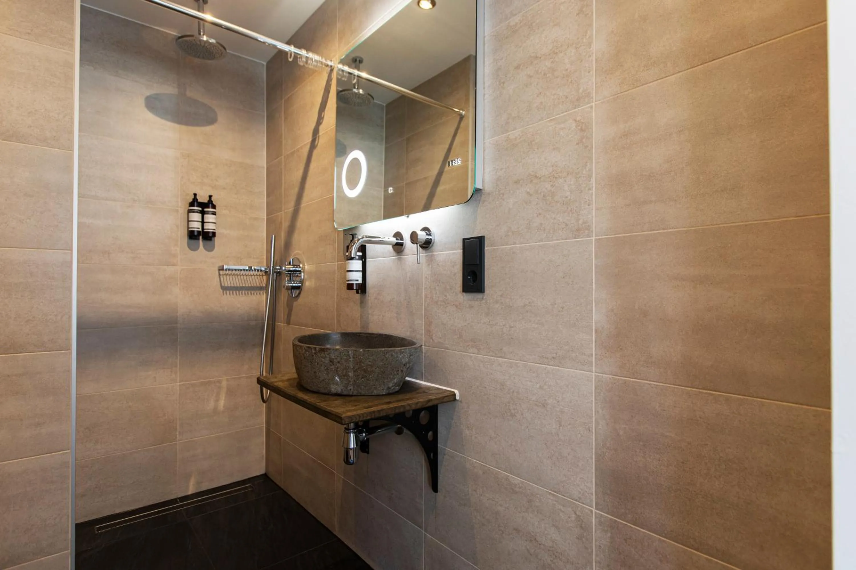 Shower in Quentin Golden Bear Hotel