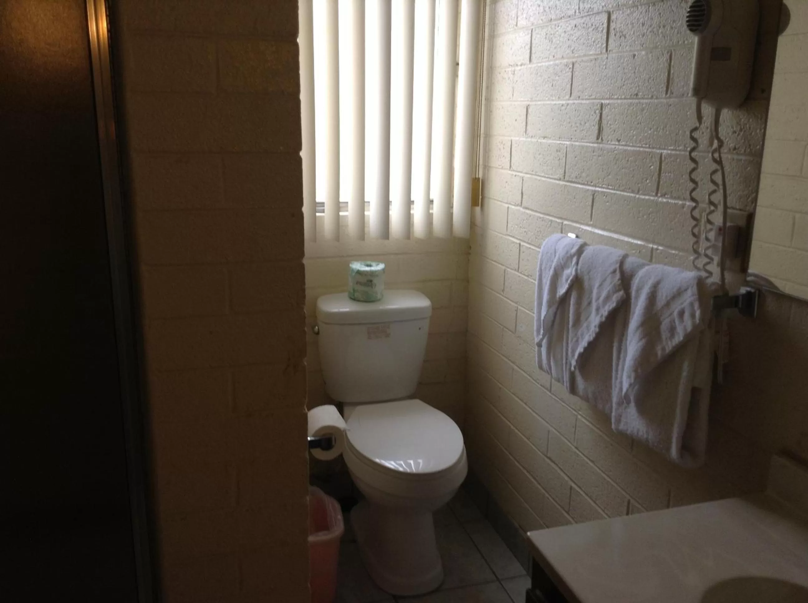 Toilet in Stanlunds Inn and Suites