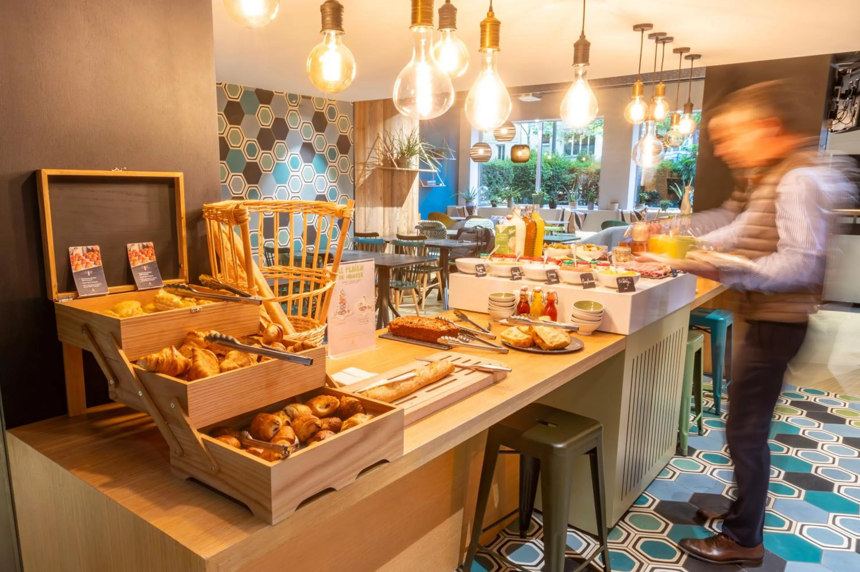 Food and drinks in ibis Styles Paris 16 Boulogne