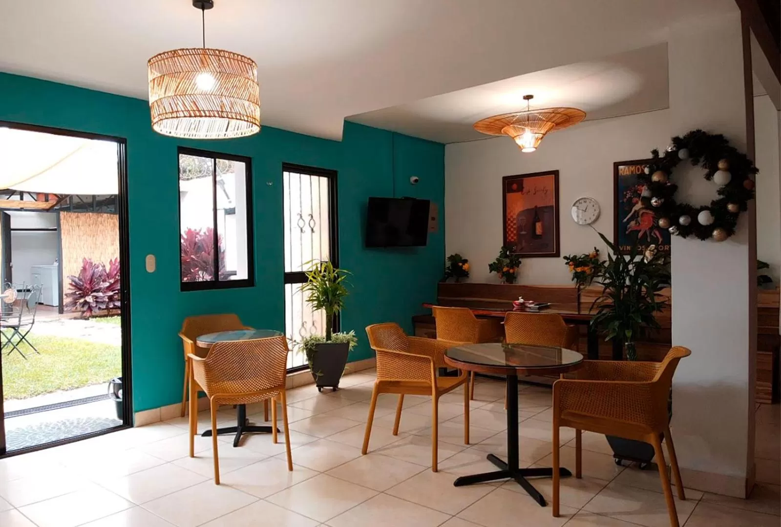 Dining area in Trebol Amarillo Bed & Breakfast
