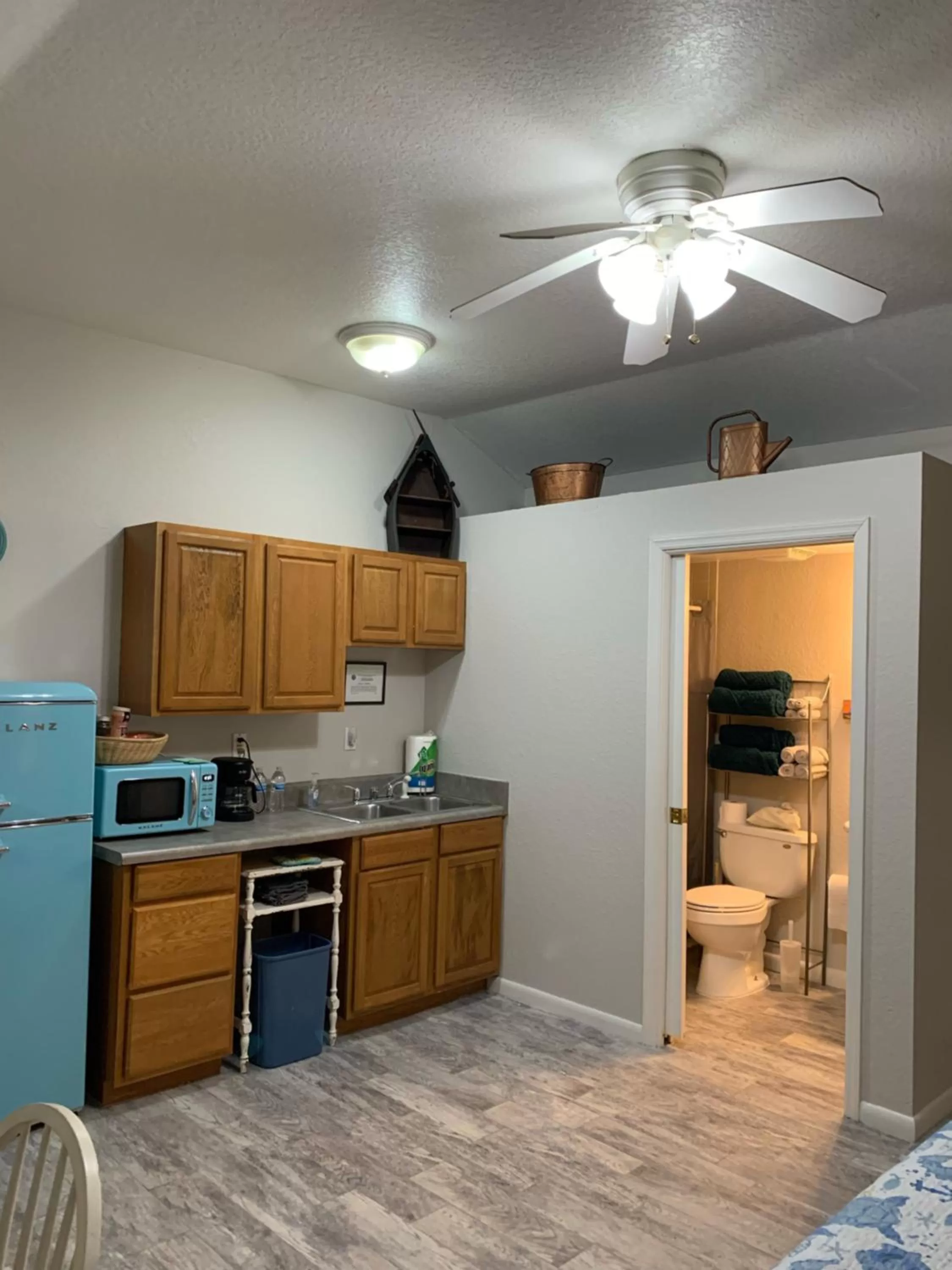 Kitchen or kitchenette in Nature Coast Inn & Cottages