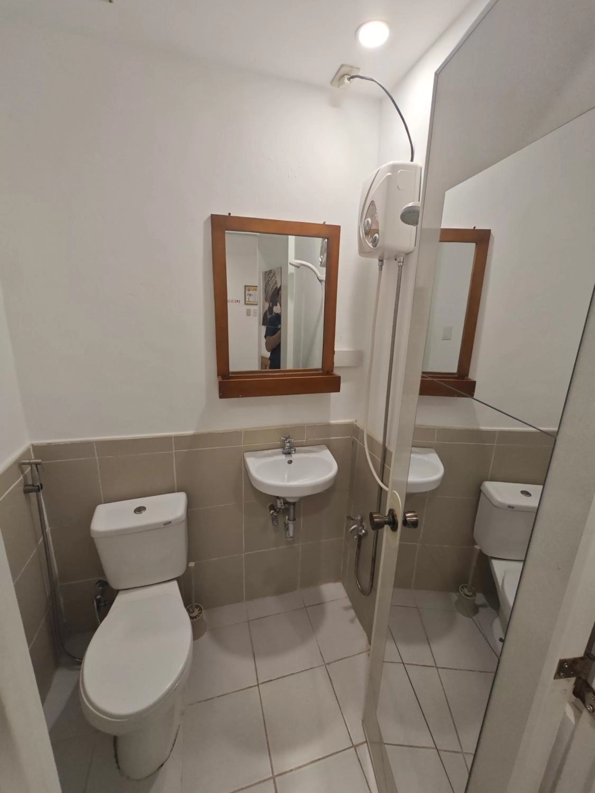 Bathroom in Room-Cola Inn