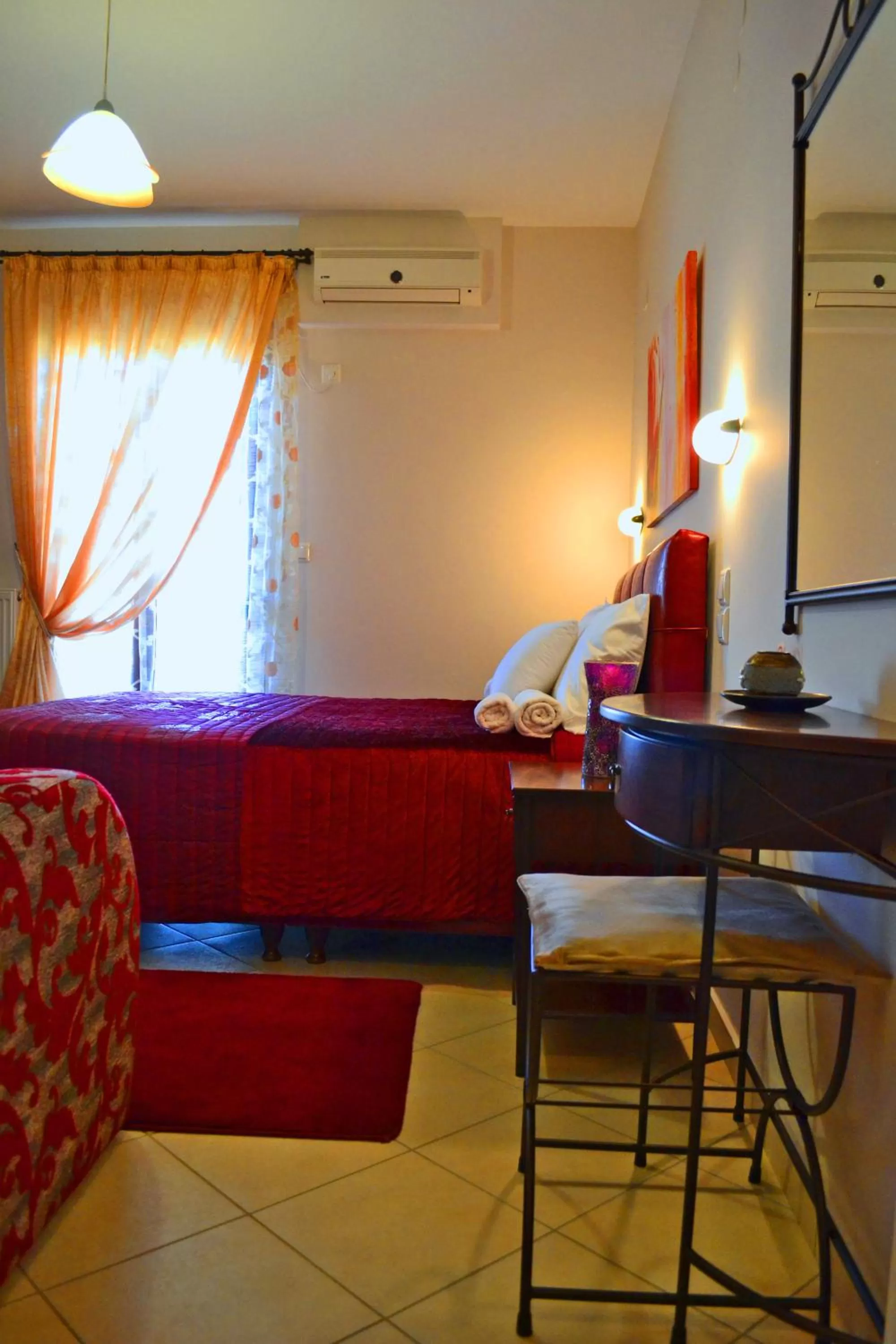 Photo of the whole room in Anesis