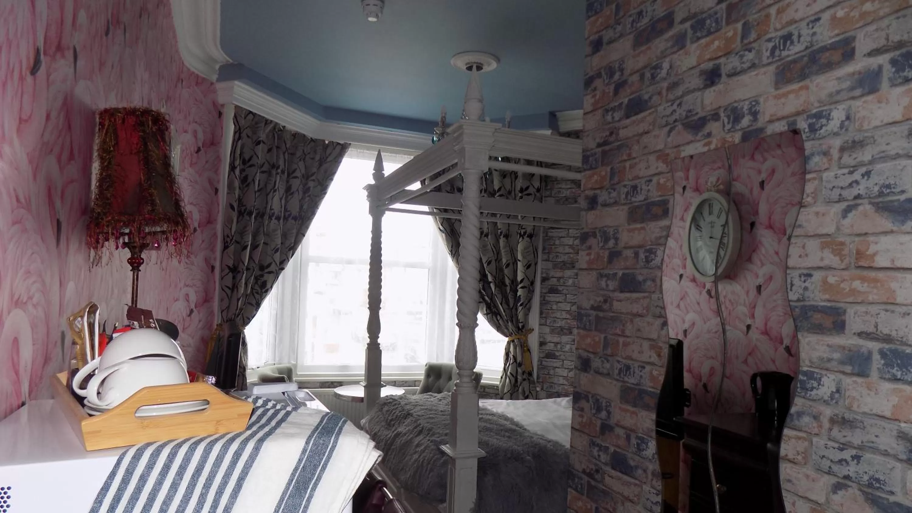 Photo of the whole room, Bed in Tracey's Driftwood