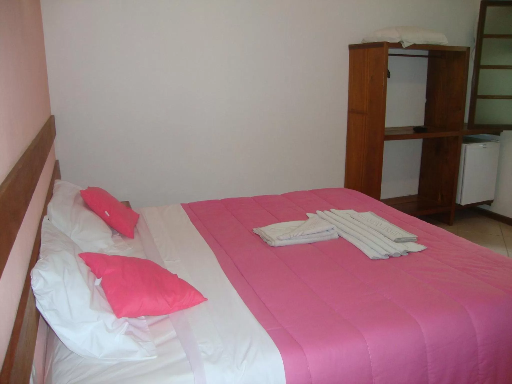 Photo of the whole room, Bed in Pousada Flor de Paraty