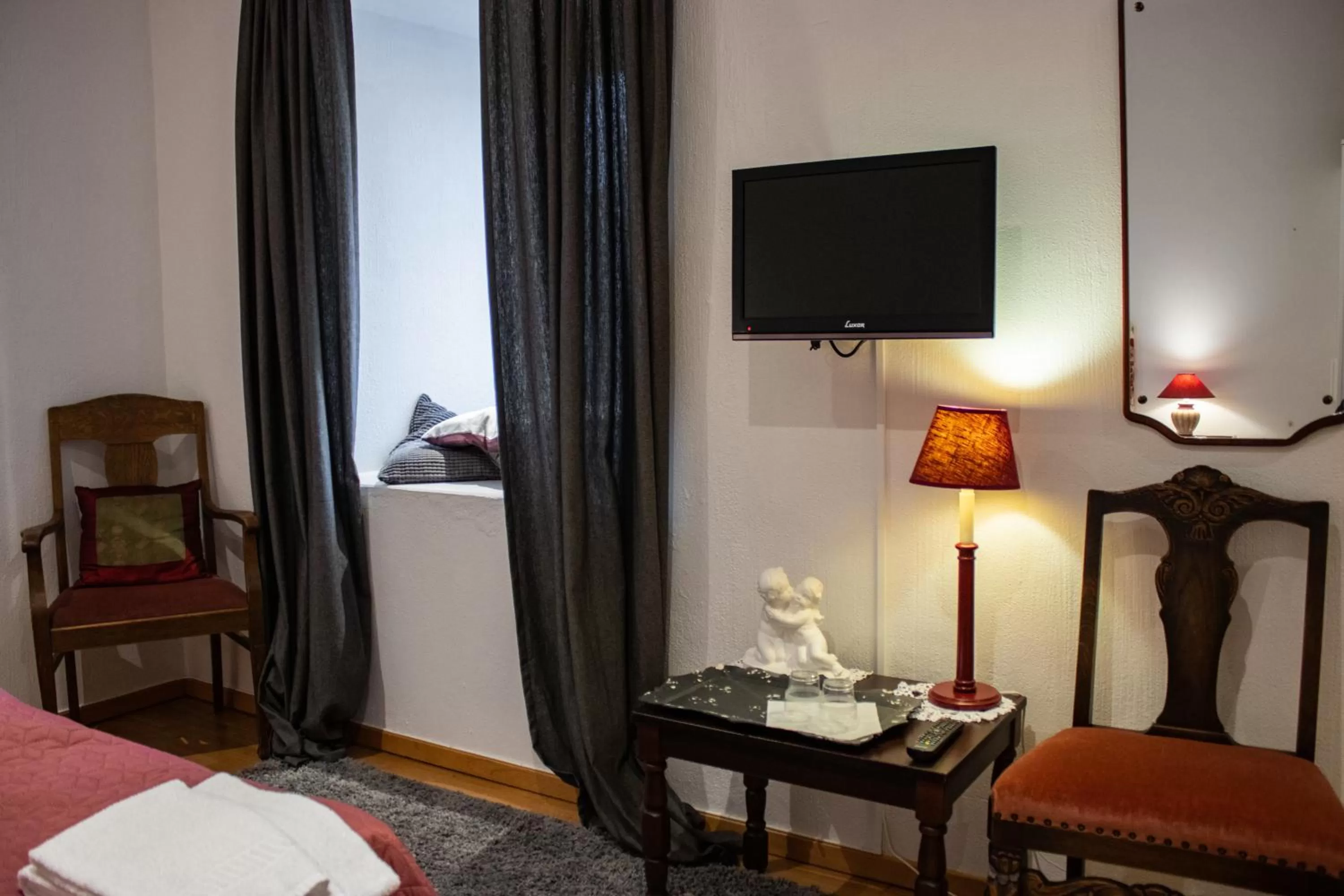 Seating area, Bed in Stora Herrestad B&B